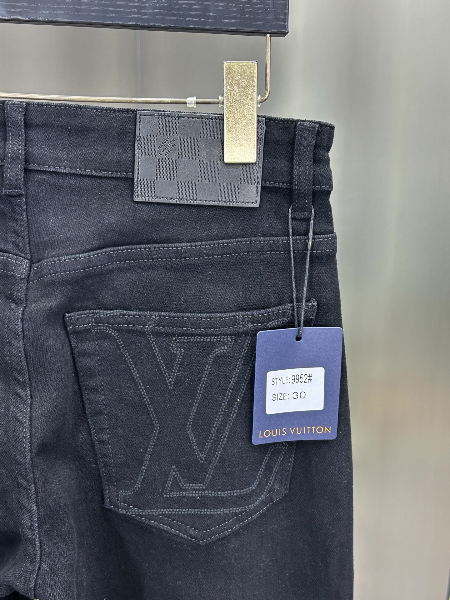  LV 25新款牛仔裤休闲版 采用精选原版面料，穿着柔软服适绣气，具有独特弹力纤维不易变形而又耐磨，上身