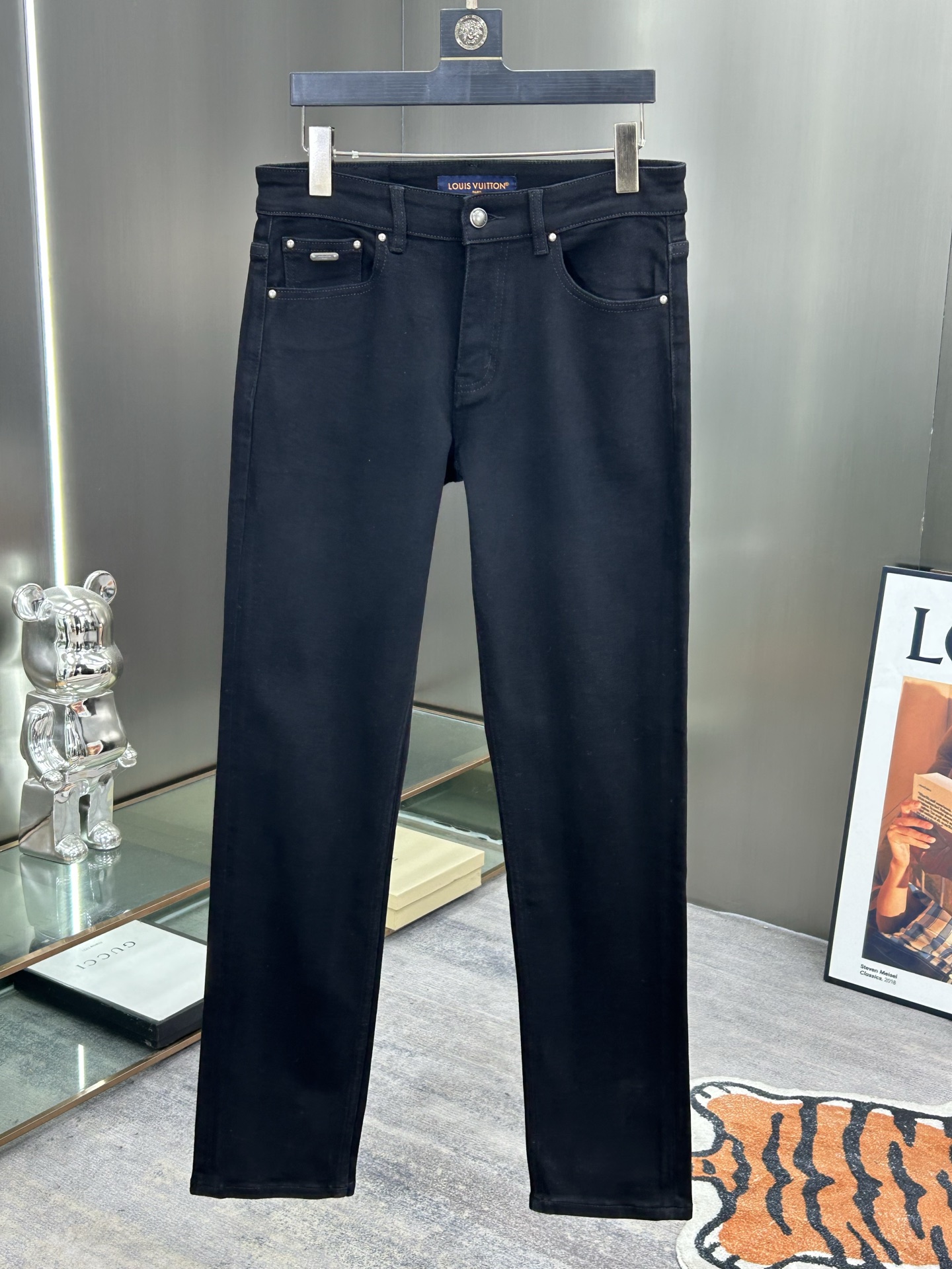  LV 25新款牛仔裤休闲版 采用精选原版面料，穿着柔软服适绣气，具有独特弹力纤维不易变形而又耐磨，上身