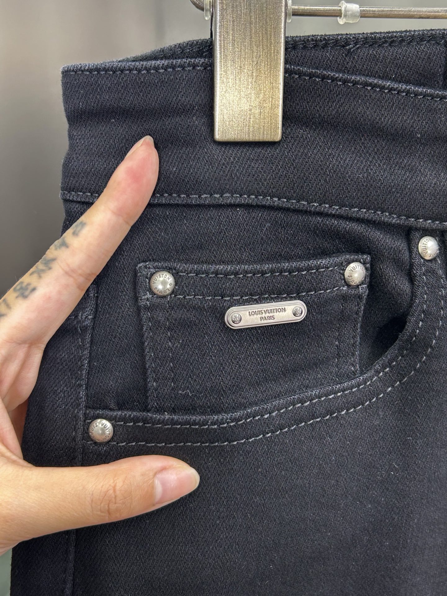  LV 25新款牛仔裤休闲版 采用精选原版面料，穿着柔软服适绣气，具有独特弹力纤维不易变形而又耐磨，上身