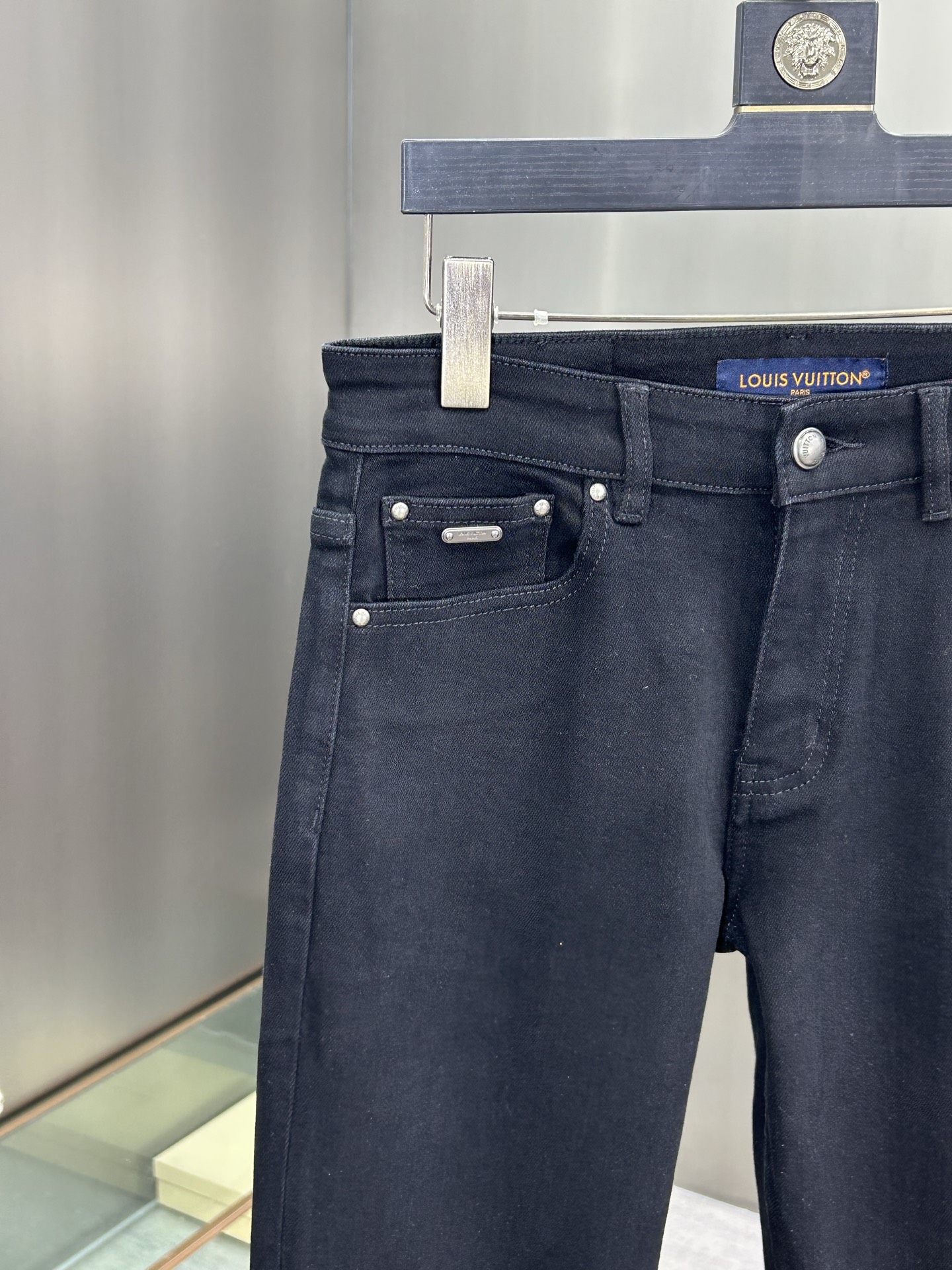  LV 25新款牛仔裤休闲版 采用精选原版面料，穿着柔软服适绣气，具有独特弹力纤维不易变形而又耐磨，上身