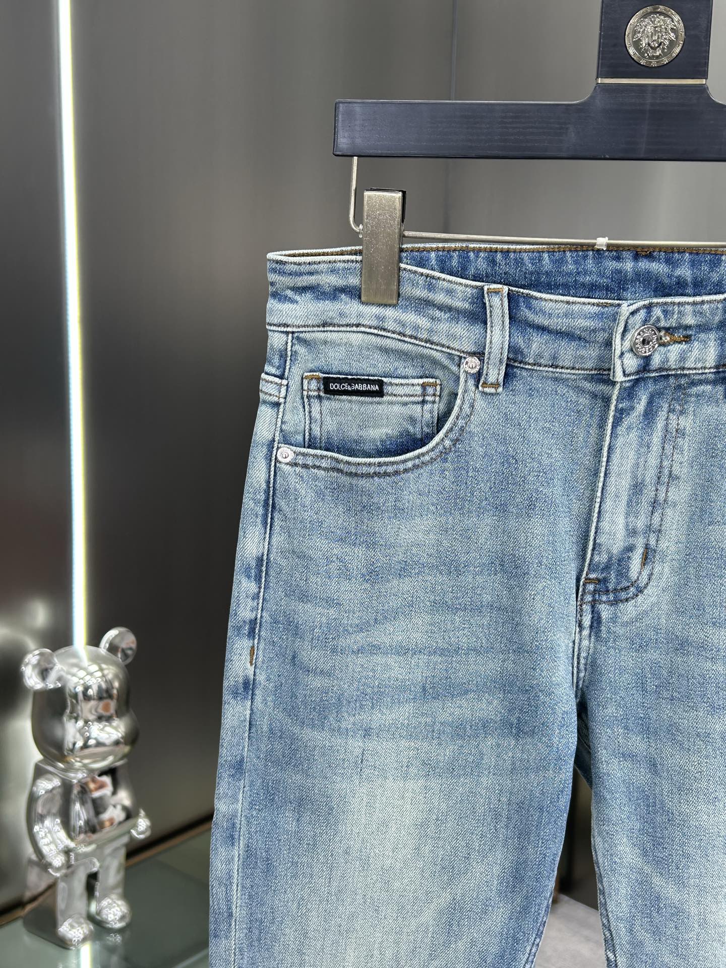  DG 25新款牛仔裤休闲版 采用精选原版面料，穿着柔软服适绣气，具有独特弹力纤维不易变形而又耐磨，上身