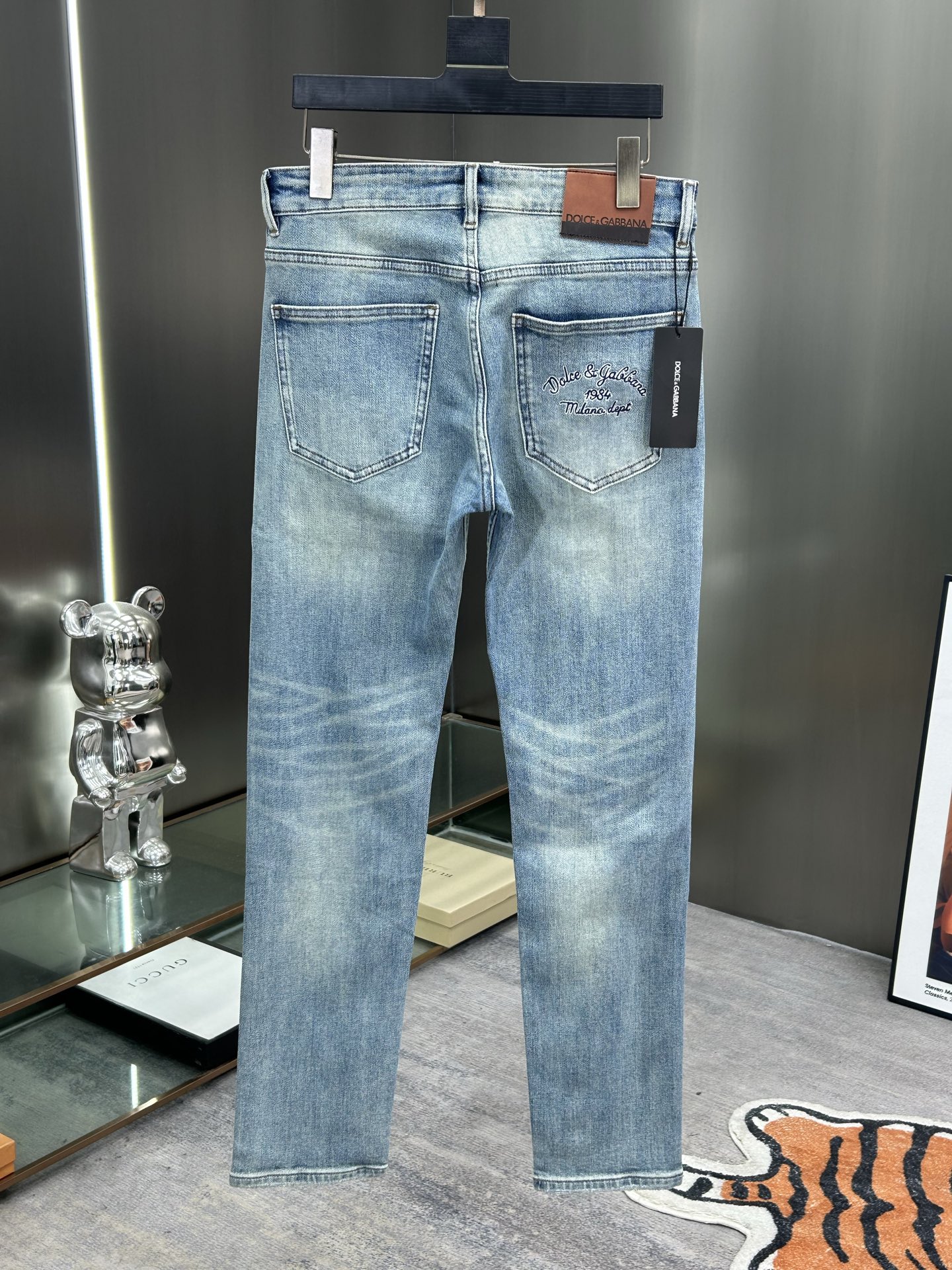  DG 25新款牛仔裤休闲版 采用精选原版面料，穿着柔软服适绣气，具有独特弹力纤维不易变形而又耐磨，上身