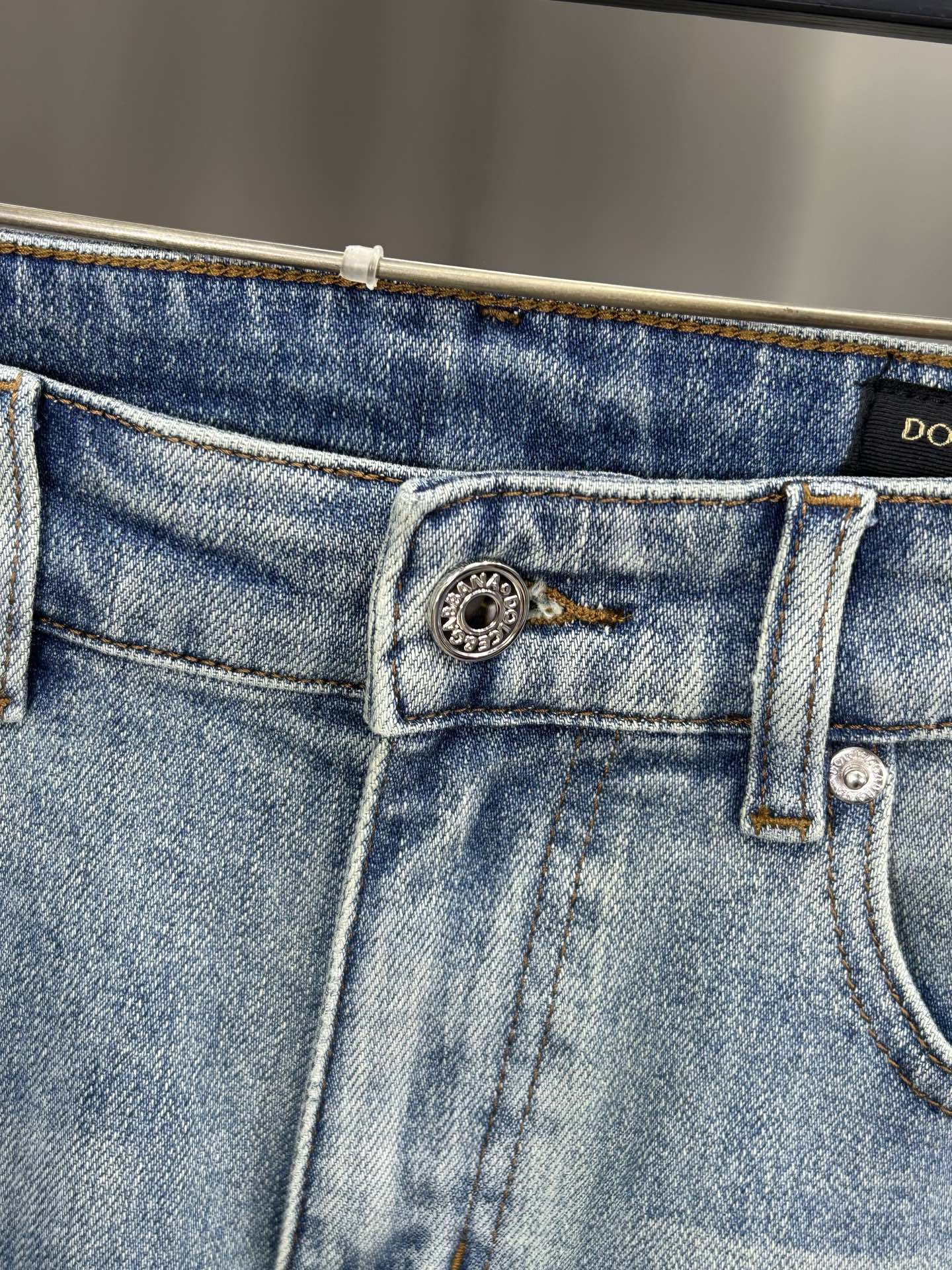  DG 25新款牛仔裤休闲版 采用精选原版面料，穿着柔软服适绣气，具有独特弹力纤维不易变形而又耐磨，上身