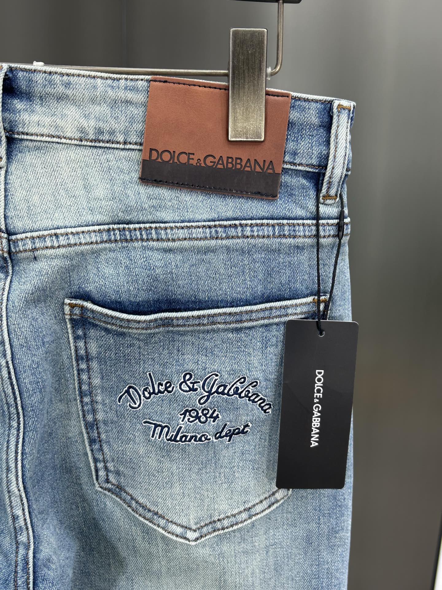  DG 25新款牛仔裤休闲版 采用精选原版面料，穿着柔软服适绣气，具有独特弹力纤维不易变形而又耐磨，上身