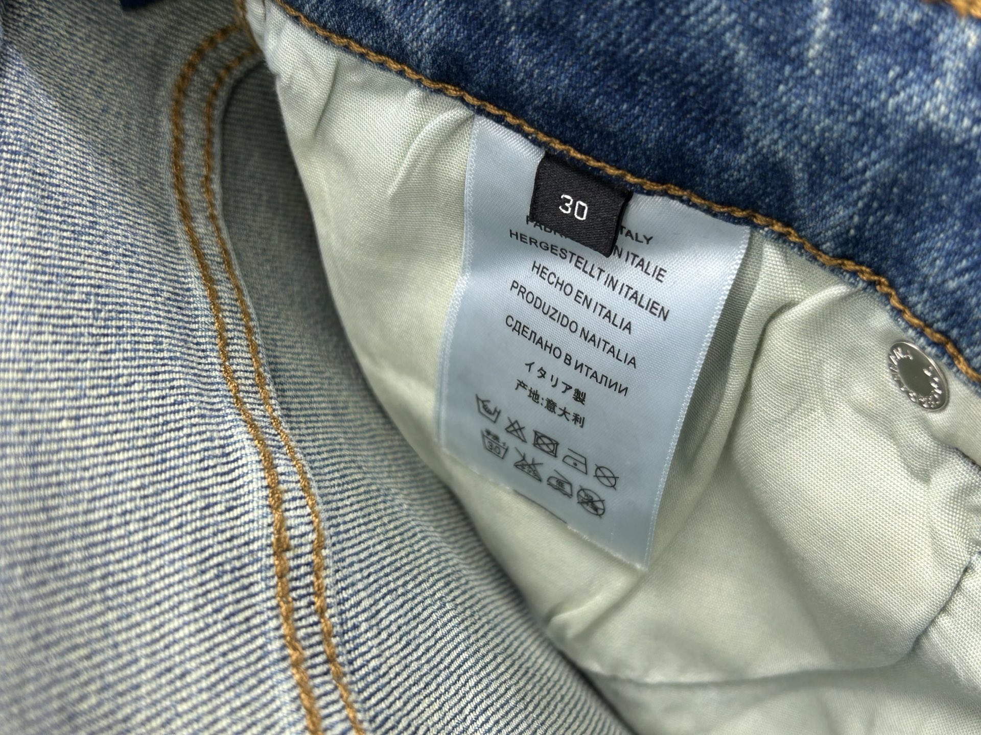  DG 25新款牛仔裤休闲版 采用精选原版面料，穿着柔软服适绣气，具有独特弹力纤维不易变形而又耐磨，上身