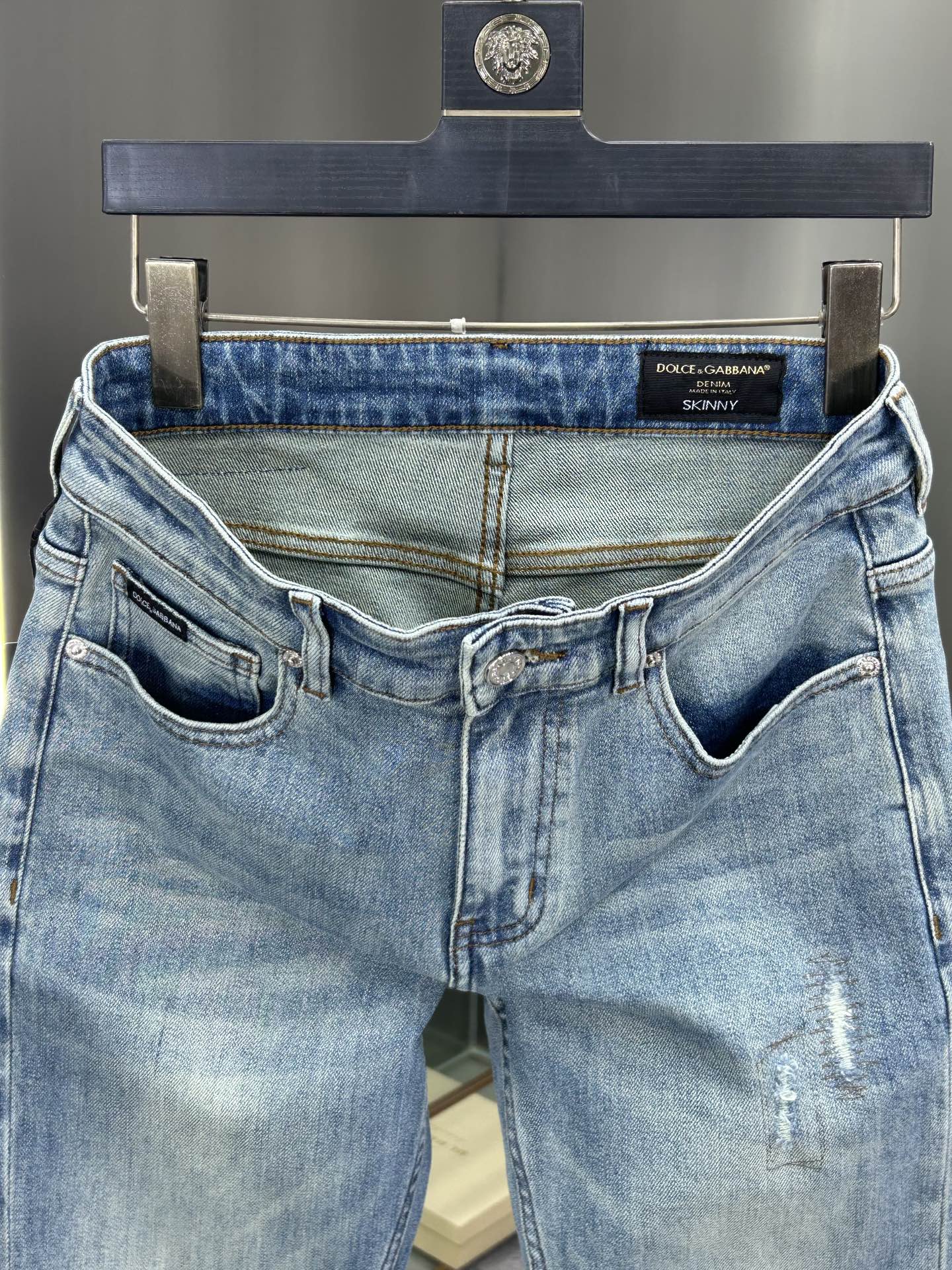  DG 25新款牛仔裤休闲版 采用精选原版面料，穿着柔软服适绣气，具有独特弹力纤维不易变形而又耐磨，上身