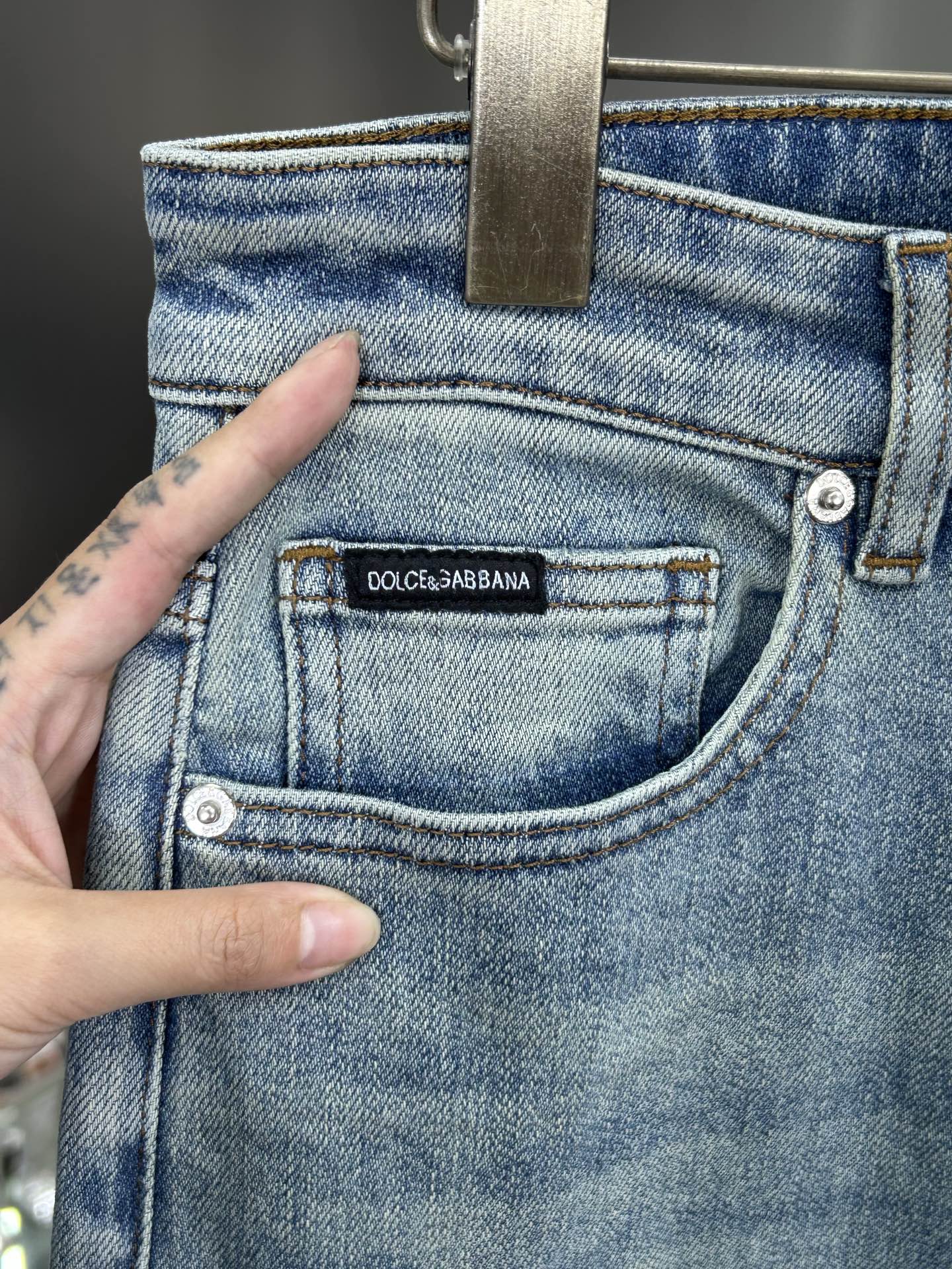  DG 25新款牛仔裤休闲版 采用精选原版面料，穿着柔软服适绣气，具有独特弹力纤维不易变形而又耐磨，上身