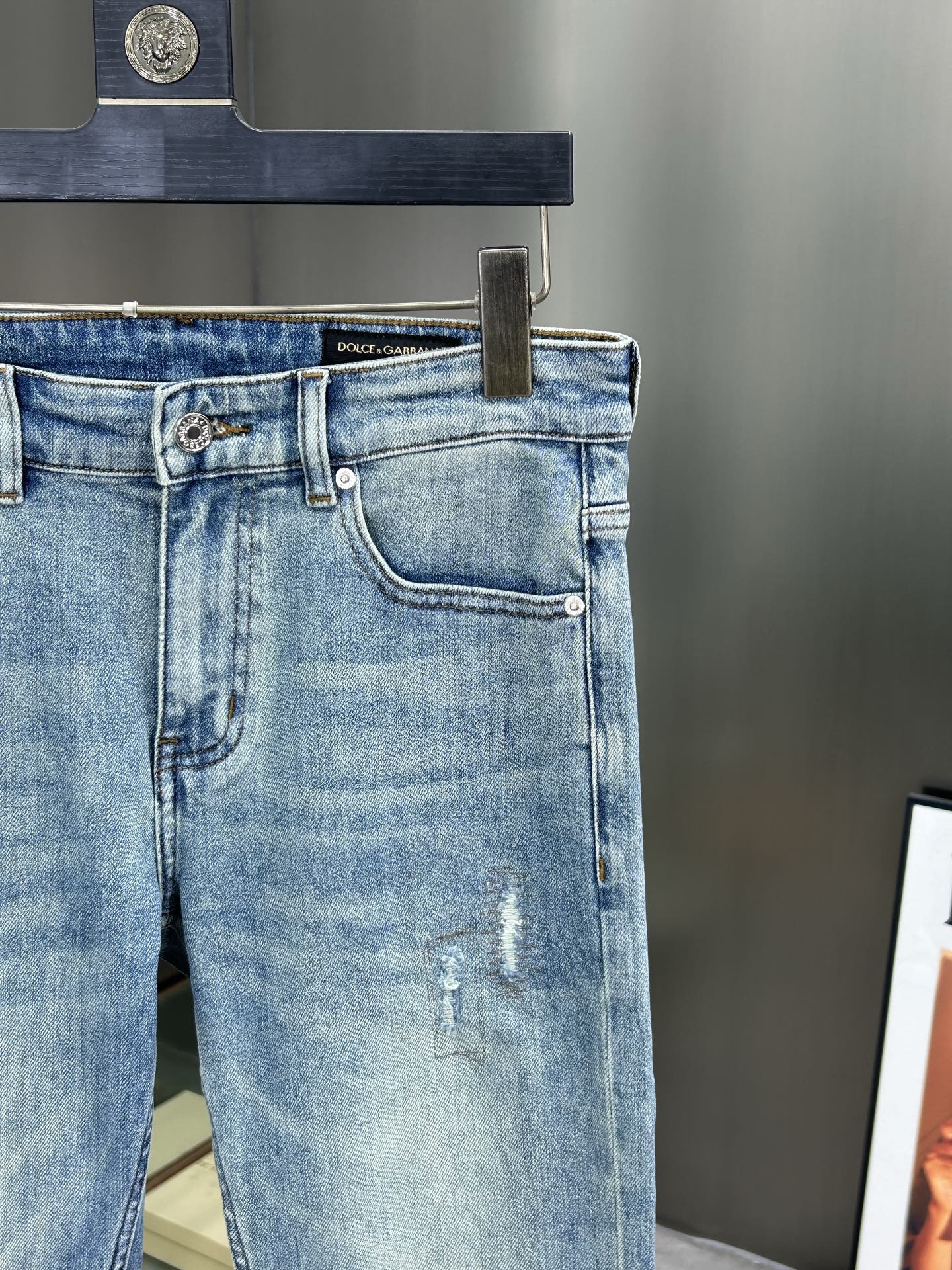  DG 25新款牛仔裤休闲版 采用精选原版面料，穿着柔软服适绣气，具有独特弹力纤维不易变形而又耐磨，上身