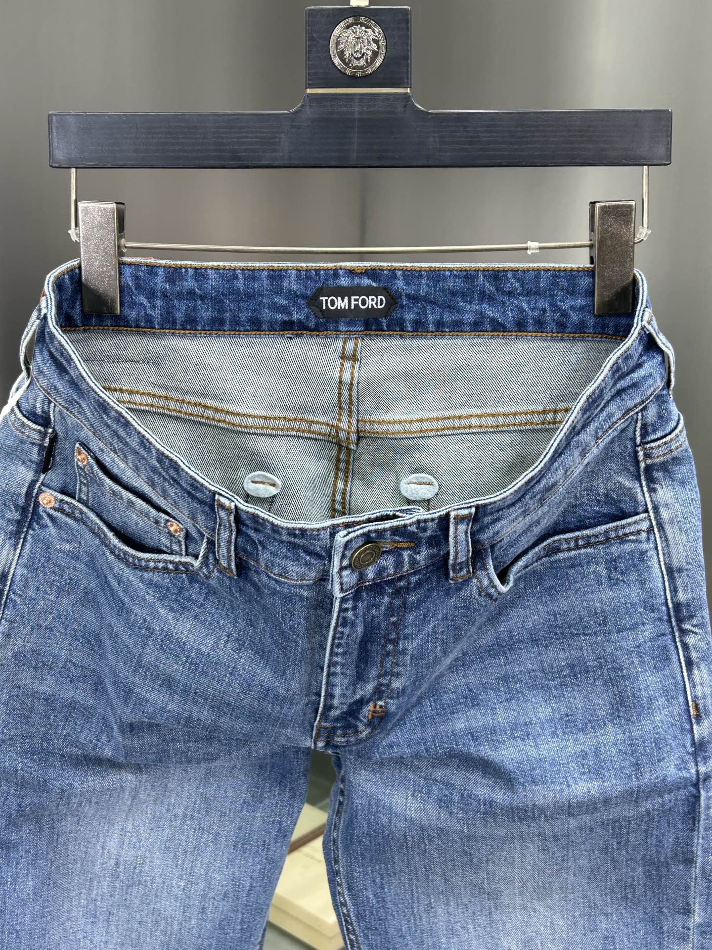  DIOR 25新款牛仔裤休闲版 采用精选原版面料，穿着柔软服适绣气，具有独特弹力纤维不易变形而又耐磨，