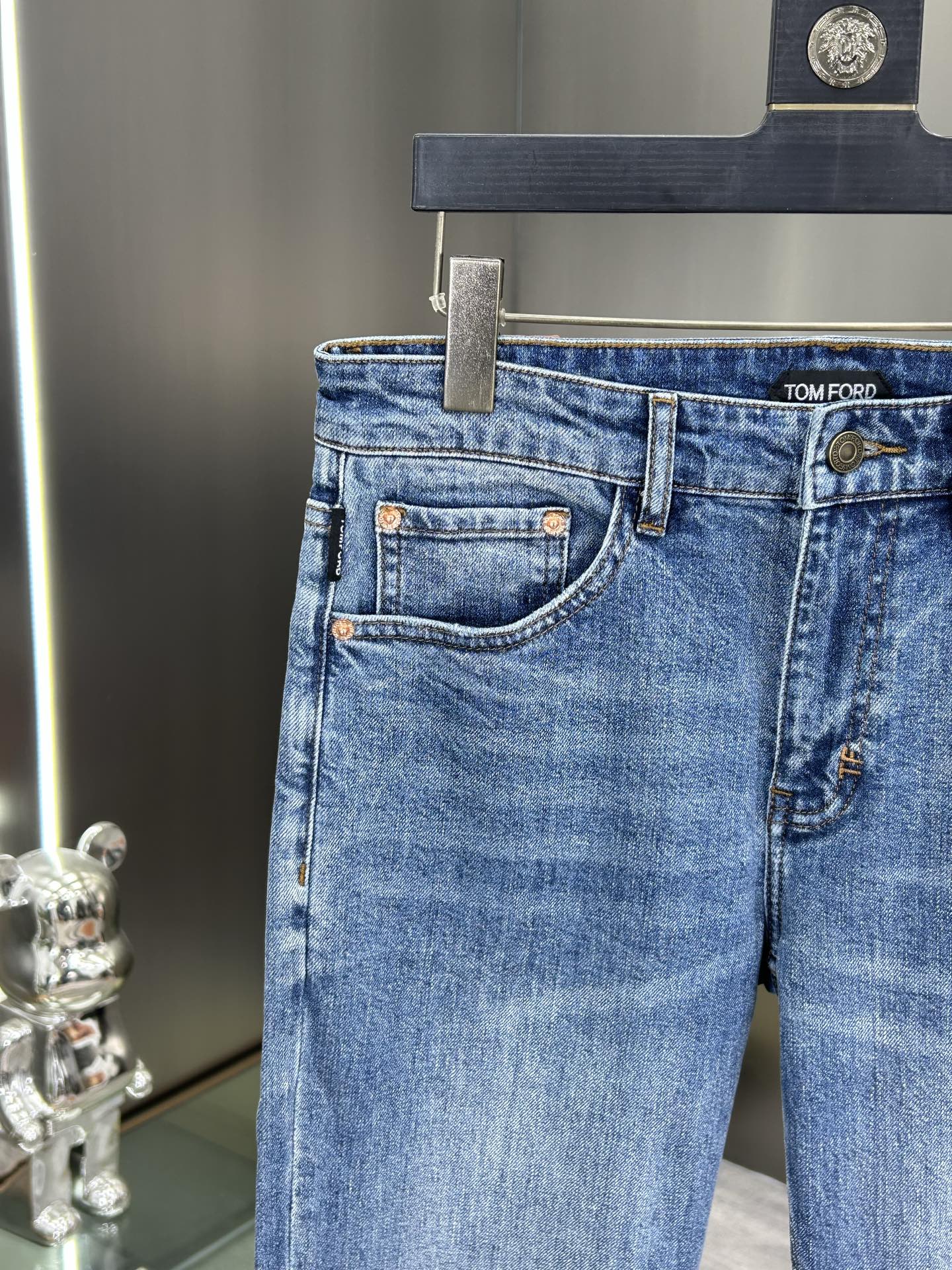  DIOR 25新款牛仔裤休闲版 采用精选原版面料，穿着柔软服适绣气，具有独特弹力纤维不易变形而又耐磨，