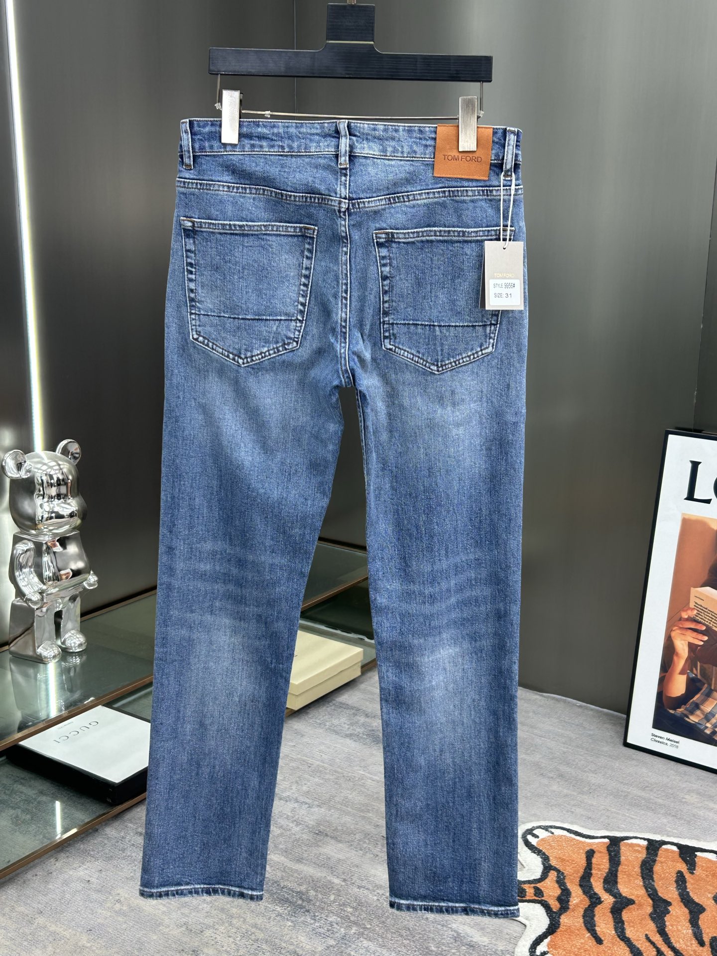  DIOR 25新款牛仔裤休闲版 采用精选原版面料，穿着柔软服适绣气，具有独特弹力纤维不易变形而又耐磨，