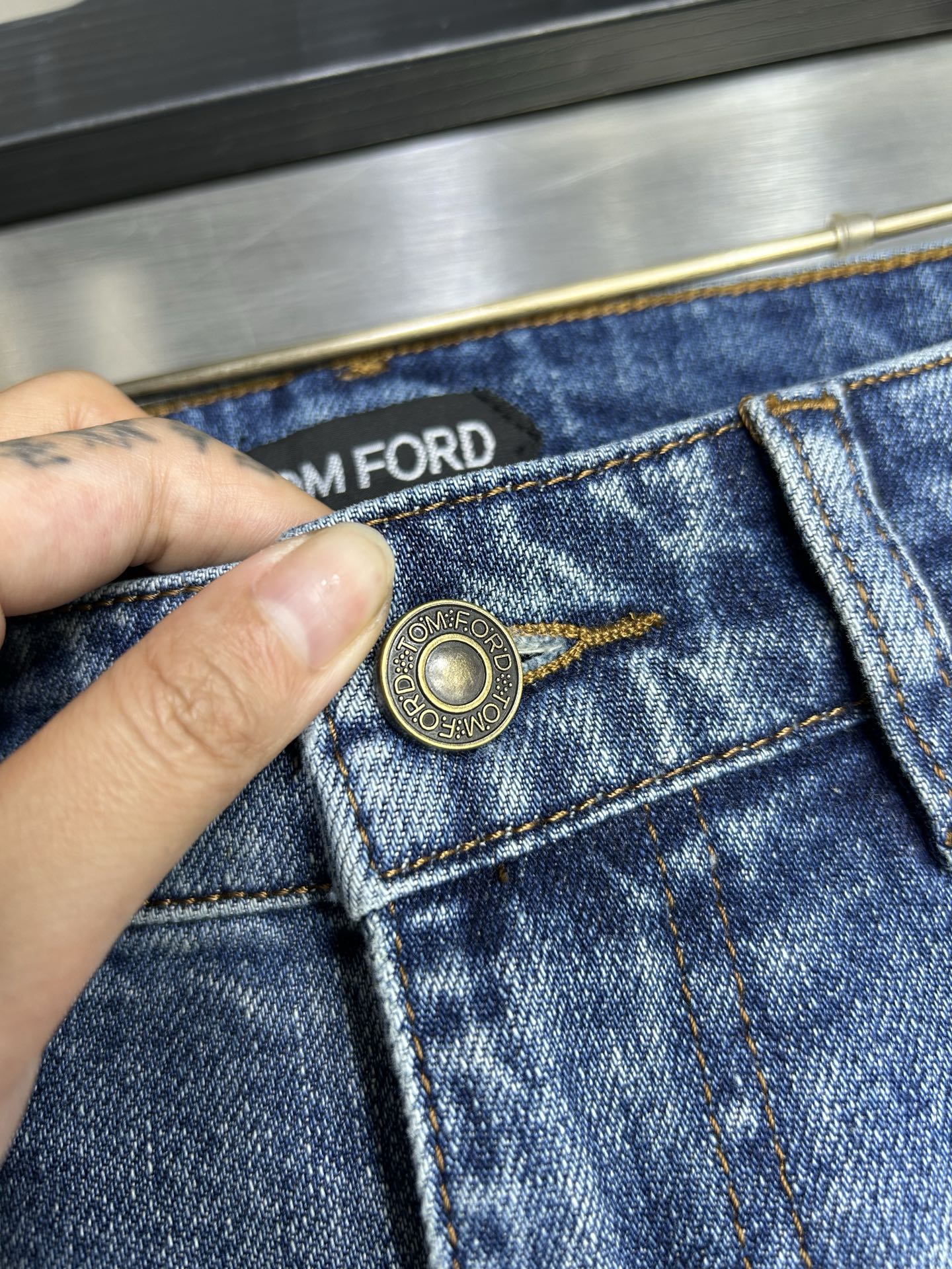  DIOR 25新款牛仔裤休闲版 采用精选原版面料，穿着柔软服适绣气，具有独特弹力纤维不易变形而又耐磨，