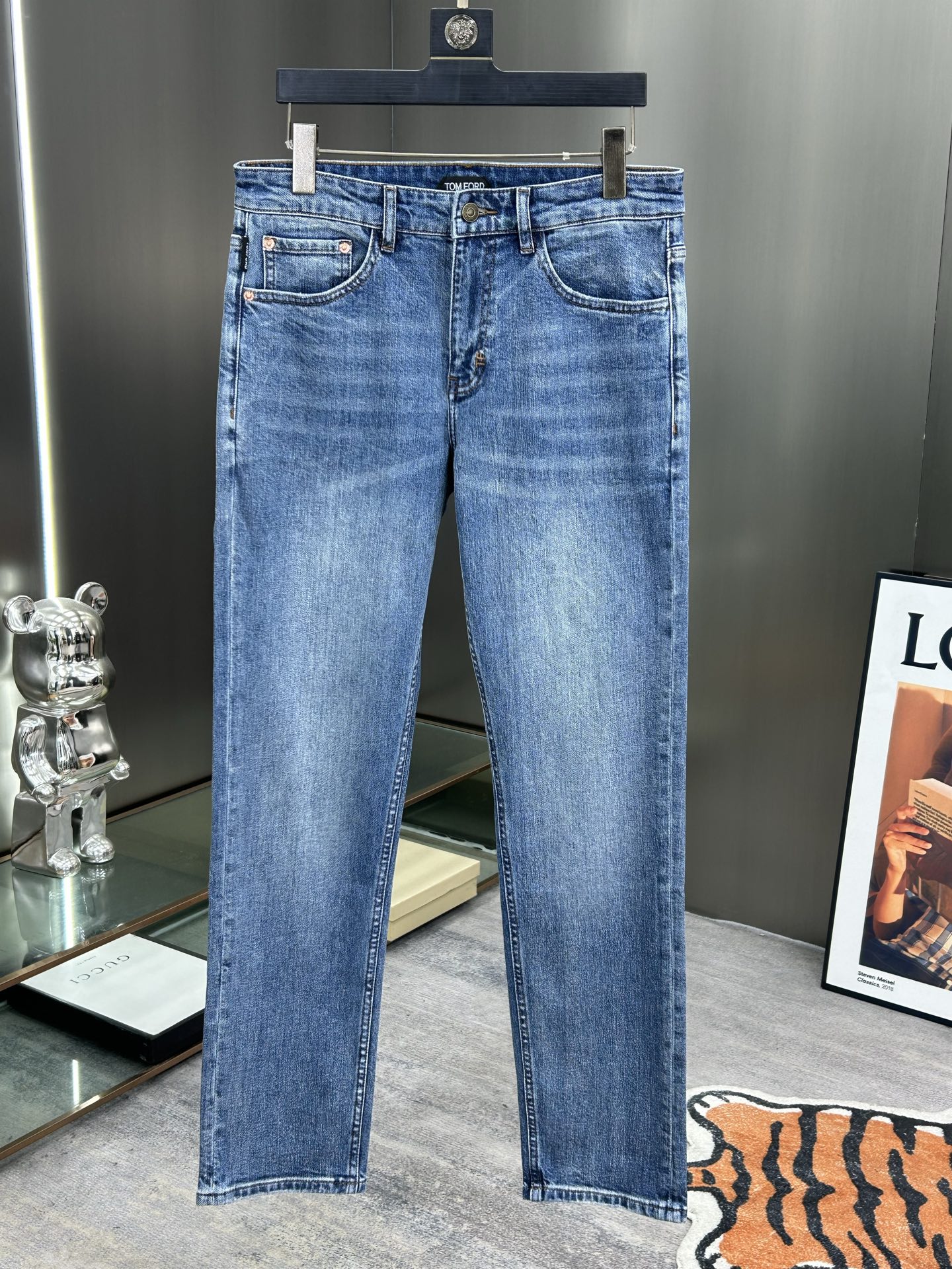  DIOR 25新款牛仔裤休闲版 采用精选原版面料，穿着柔软服适绣气，具有独特弹力纤维不易变形而又耐磨，