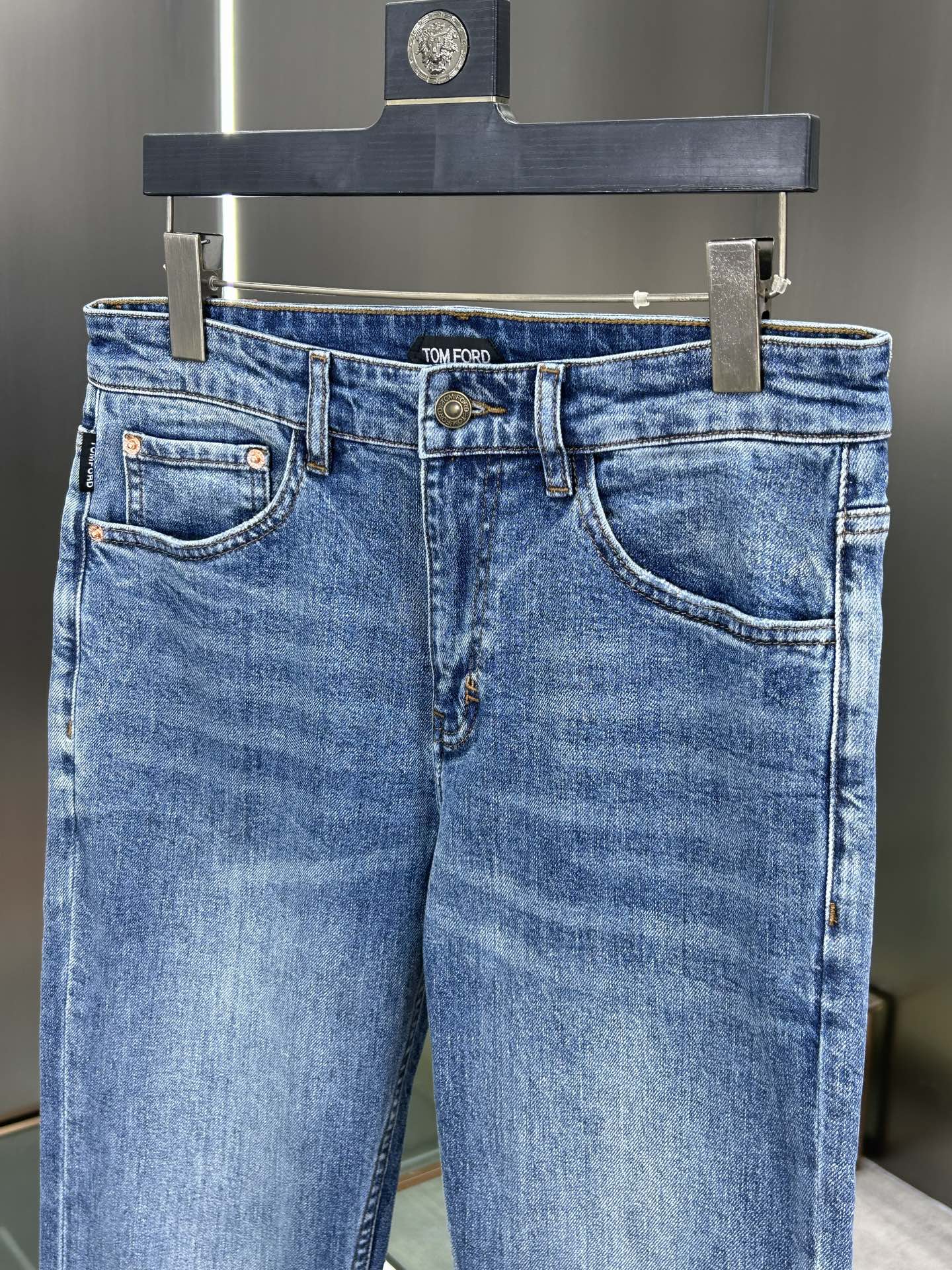  DIOR 25新款牛仔裤休闲版 采用精选原版面料，穿着柔软服适绣气，具有独特弹力纤维不易变形而又耐磨，