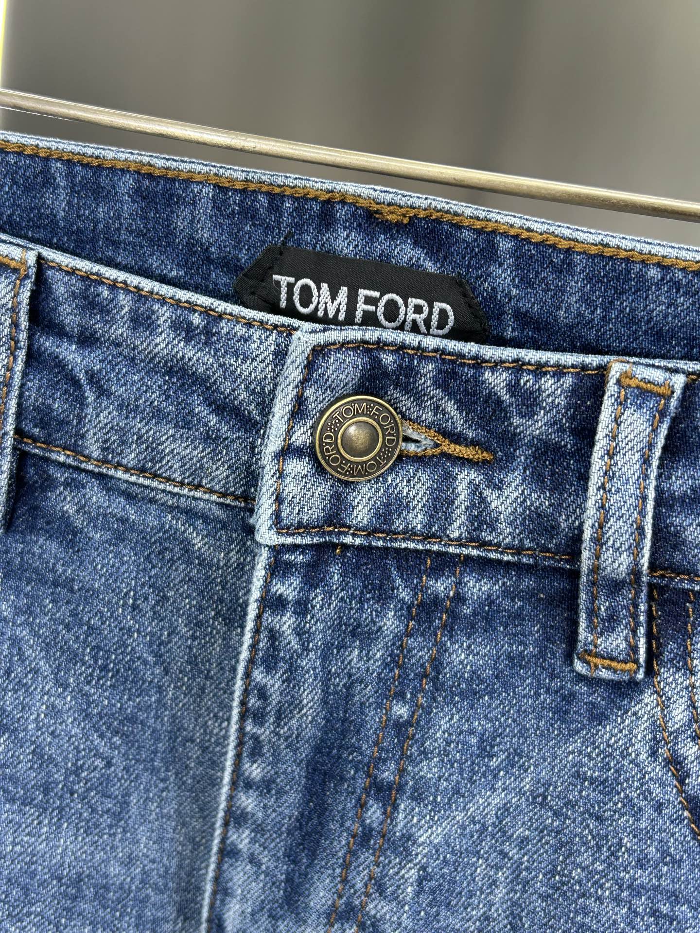  DIOR 25新款牛仔裤休闲版 采用精选原版面料，穿着柔软服适绣气，具有独特弹力纤维不易变形而又耐磨，