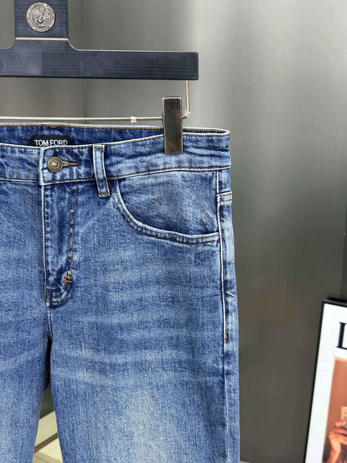  DIOR 25新款牛仔裤休闲版 采用精选原版面料，穿着柔软服适绣气，具有独特弹力纤维不易变形而又耐磨，