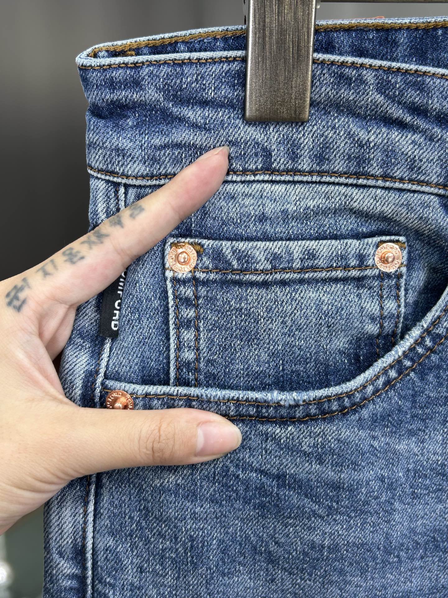  DIOR 25新款牛仔裤休闲版 采用精选原版面料，穿着柔软服适绣气，具有独特弹力纤维不易变形而又耐磨，