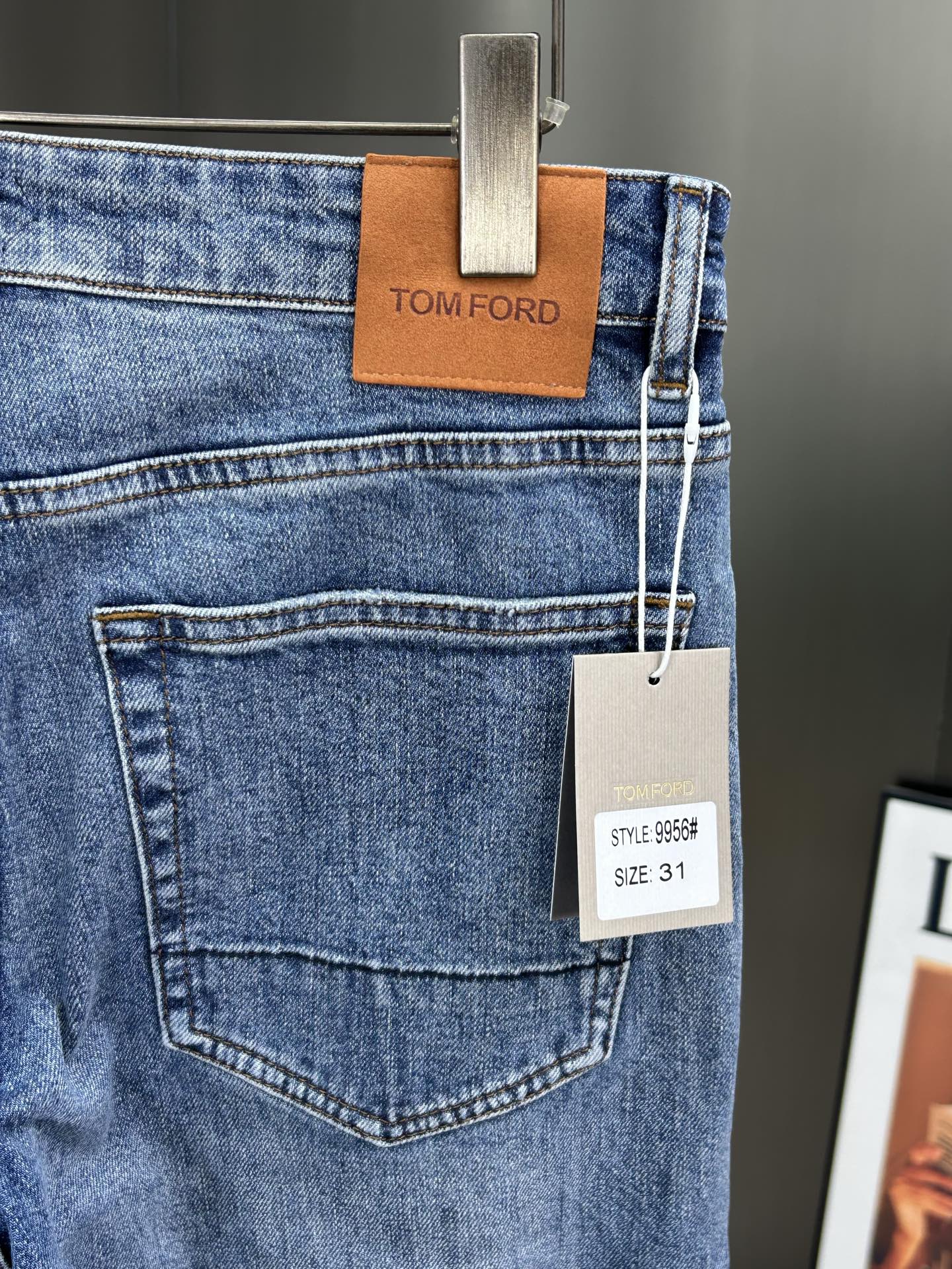  DIOR 25新款牛仔裤休闲版 采用精选原版面料，穿着柔软服适绣气，具有独特弹力纤维不易变形而又耐磨，