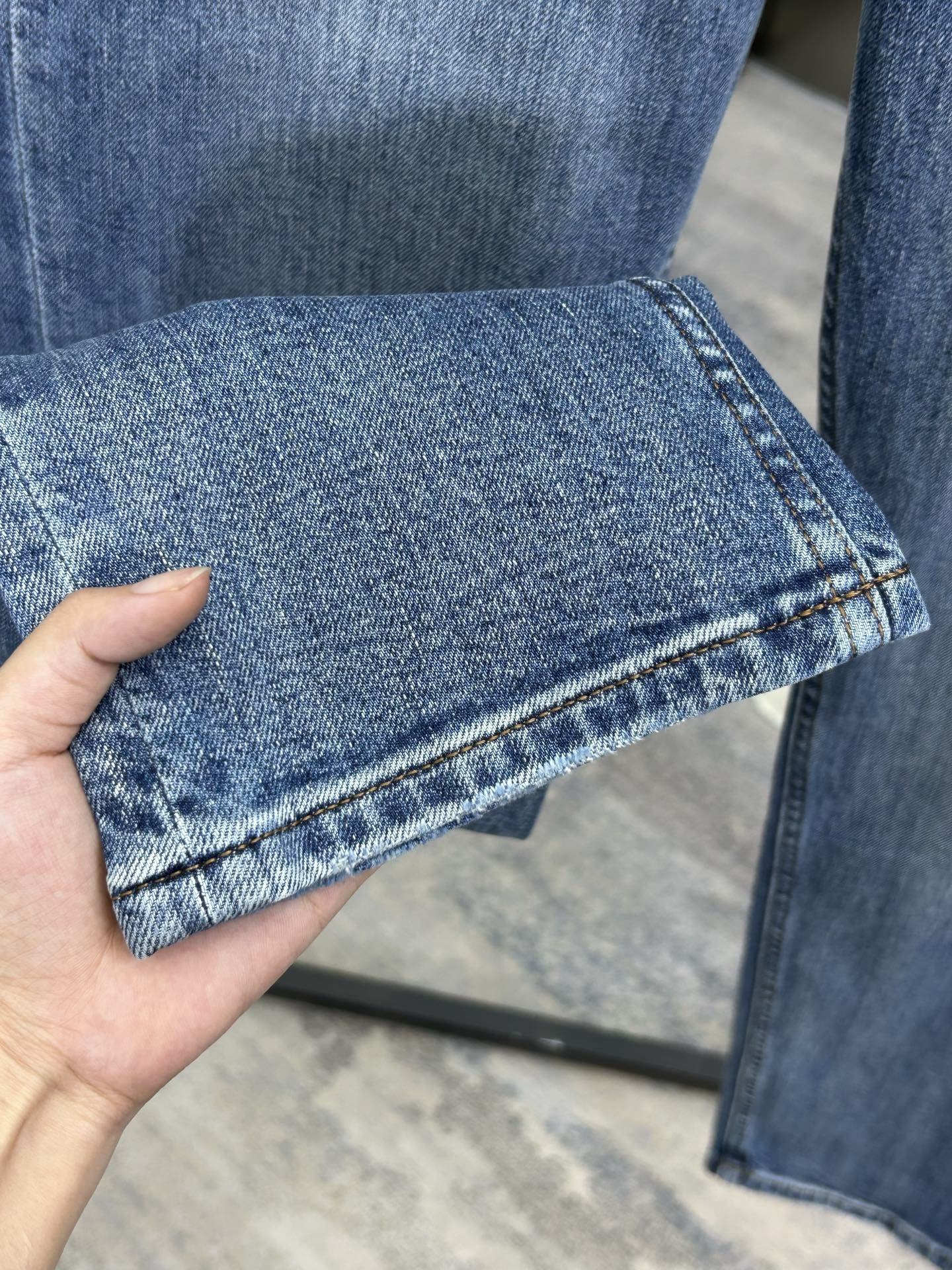  DIOR 25新款牛仔裤休闲版 采用精选原版面料，穿着柔软服适绣气，具有独特弹力纤维不易变形而又耐磨，