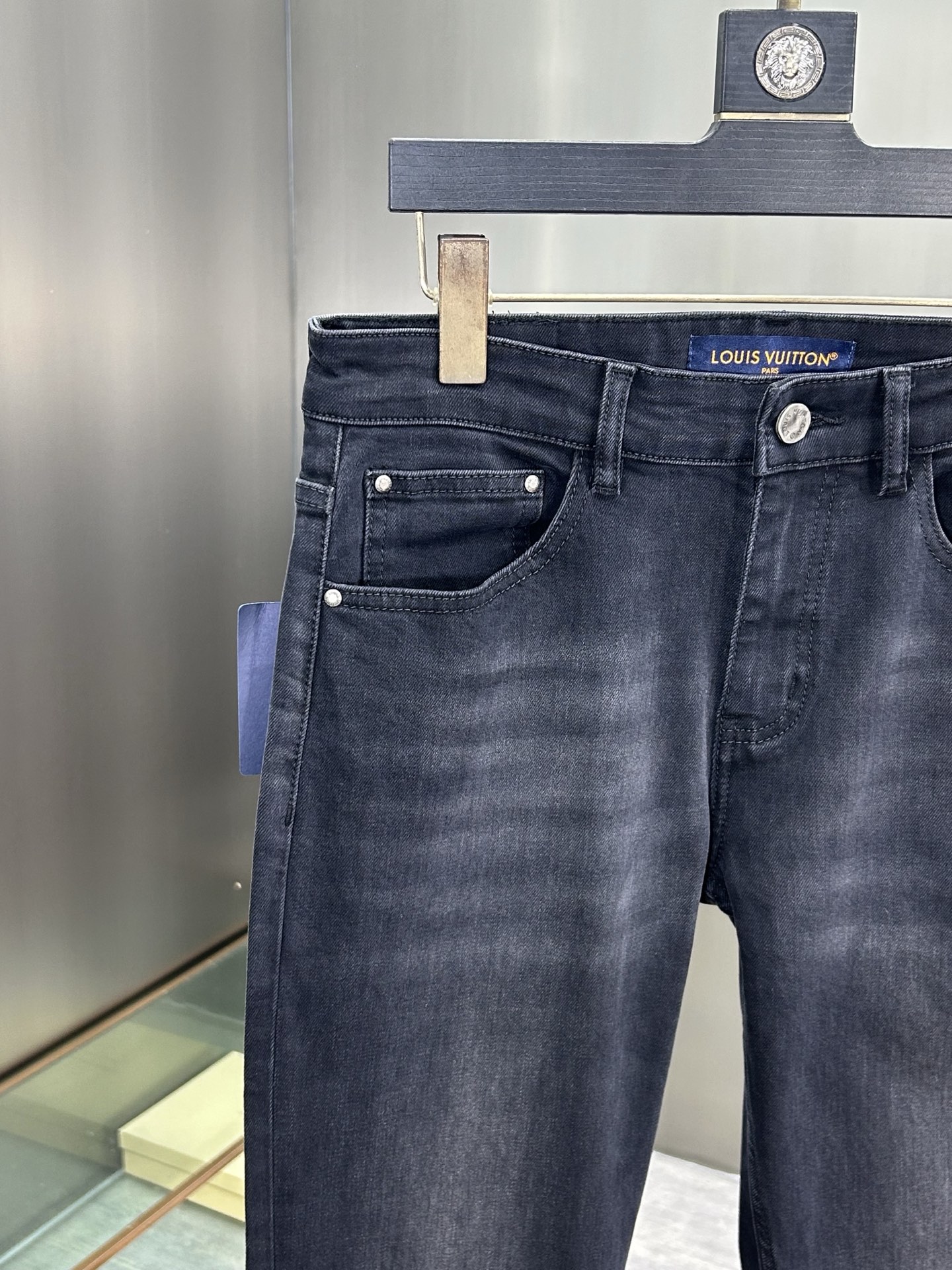  LV 25新款牛仔裤休闲版 采用精选原版面料，穿着柔软服适绣气，具有独特弹力纤维不易变形而又耐磨，上身