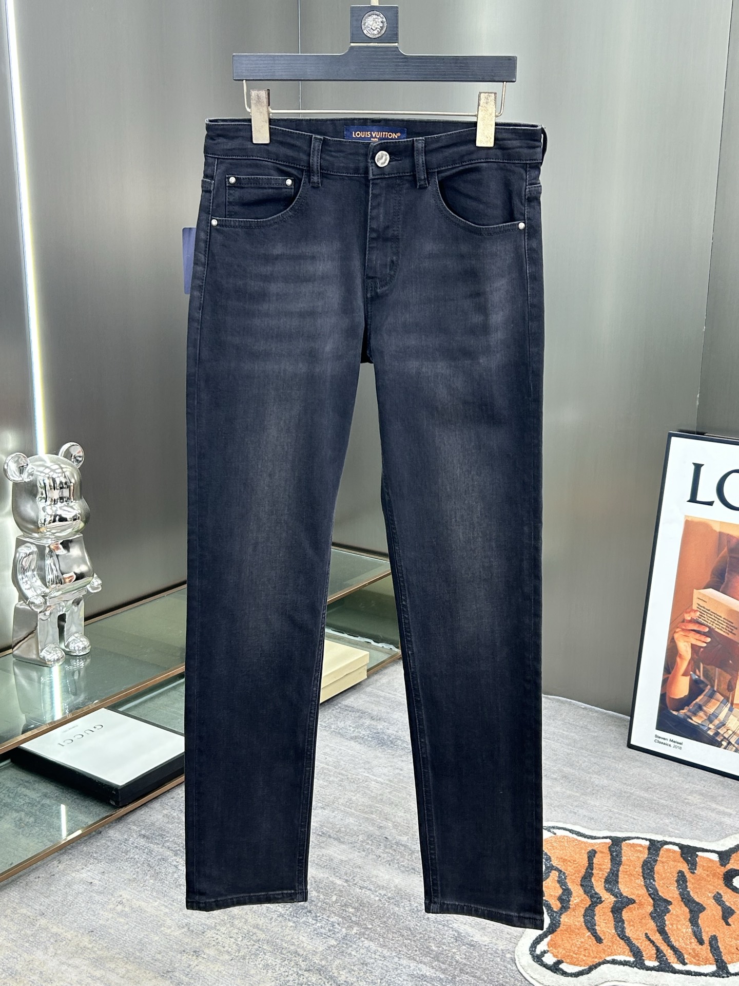  LV 25新款牛仔裤休闲版 采用精选原版面料，穿着柔软服适绣气，具有独特弹力纤维不易变形而又耐磨，上身