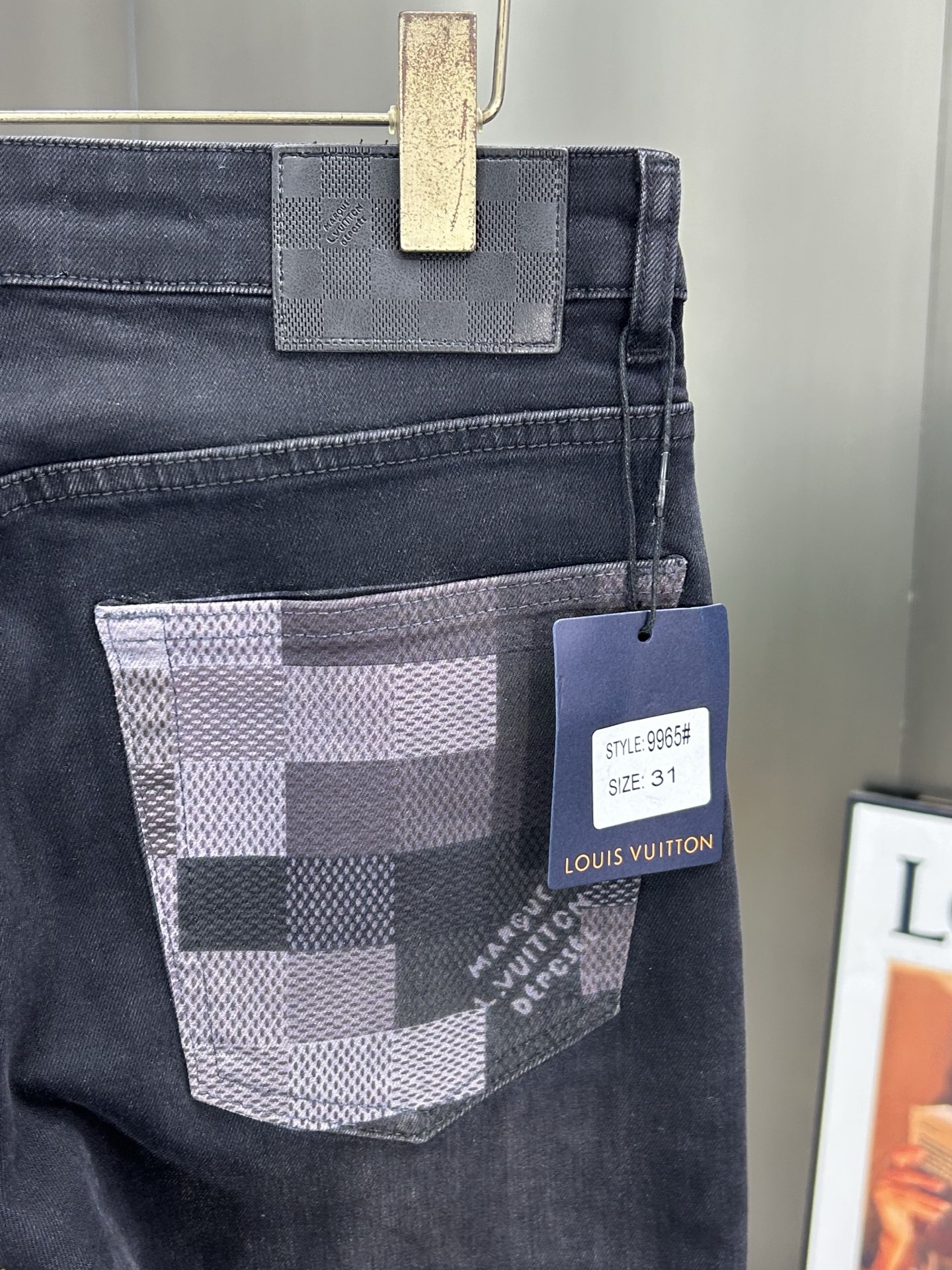  LV 25新款牛仔裤休闲版 采用精选原版面料，穿着柔软服适绣气，具有独特弹力纤维不易变形而又耐磨，上身