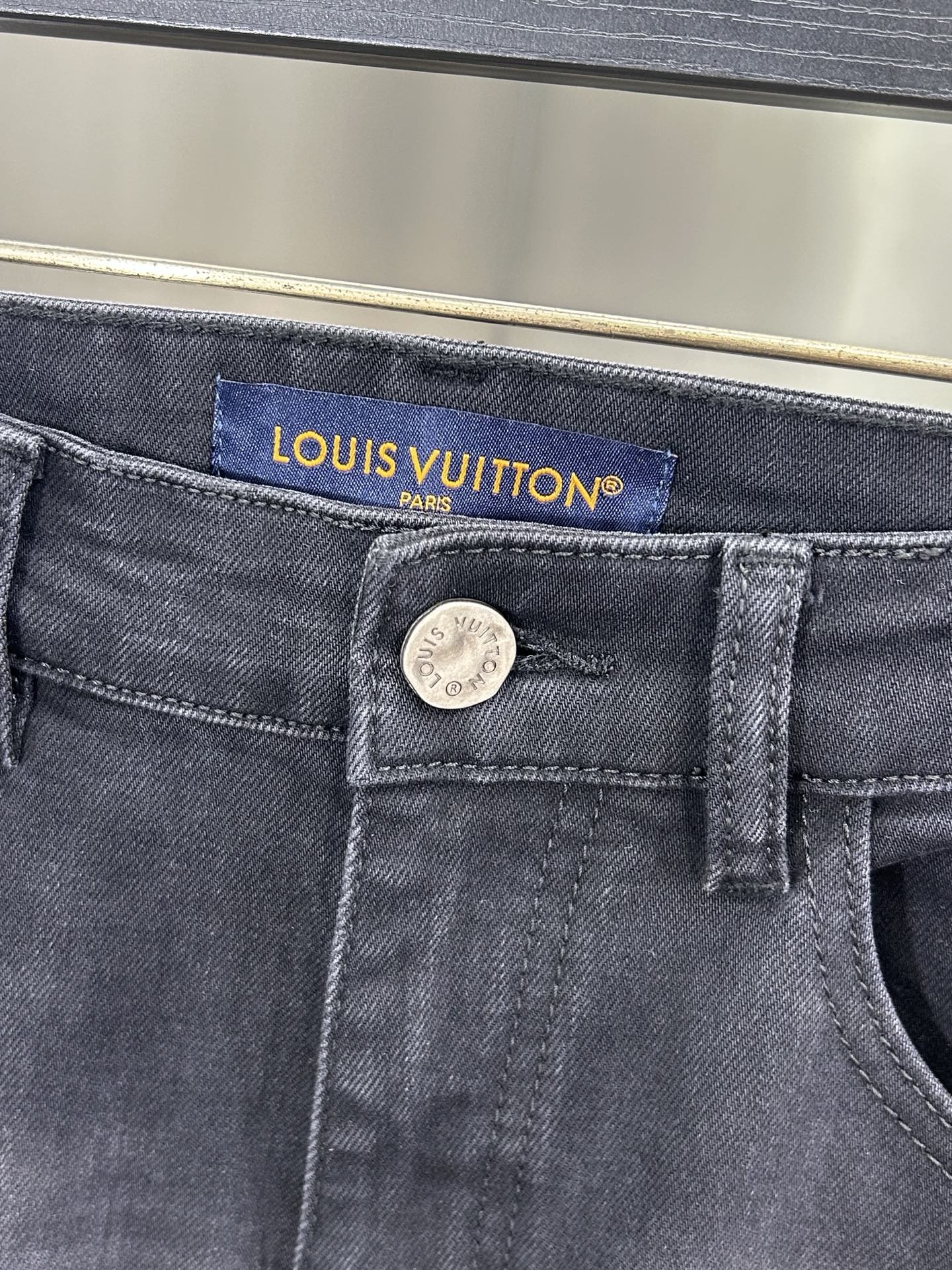  LV 25新款牛仔裤休闲版 采用精选原版面料，穿着柔软服适绣气，具有独特弹力纤维不易变形而又耐磨，上身