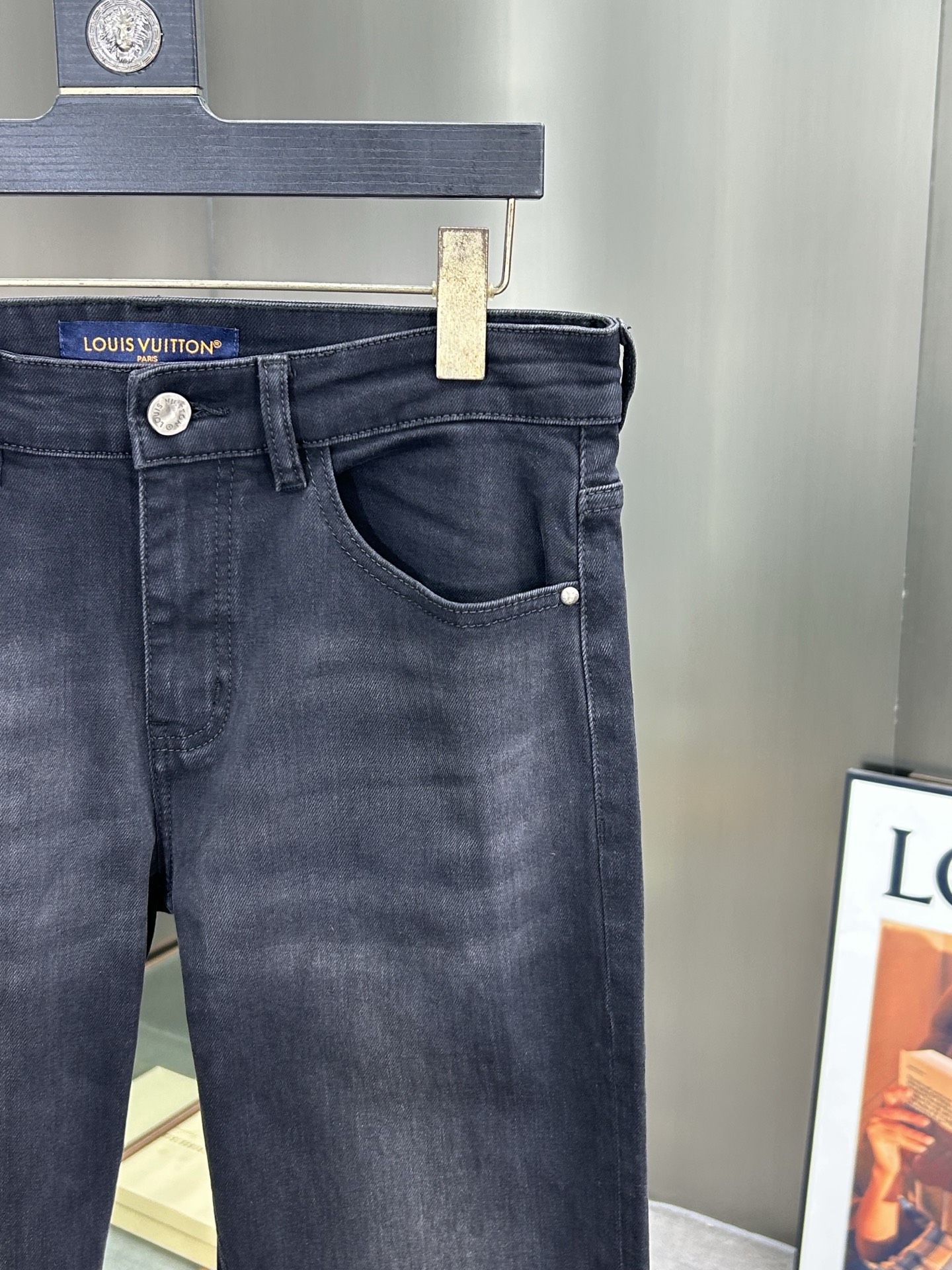  LV 25新款牛仔裤休闲版 采用精选原版面料，穿着柔软服适绣气，具有独特弹力纤维不易变形而又耐磨，上身