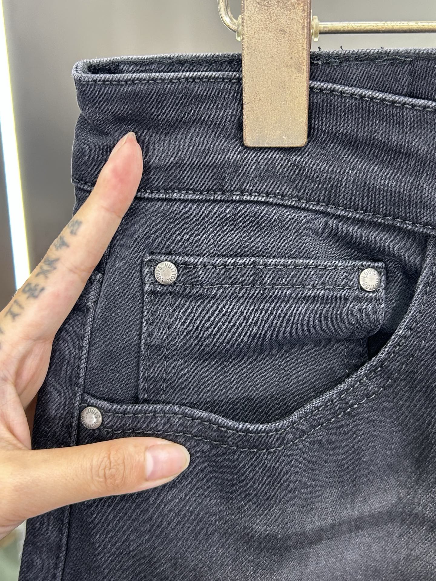  LV 25新款牛仔裤休闲版 采用精选原版面料，穿着柔软服适绣气，具有独特弹力纤维不易变形而又耐磨，上身