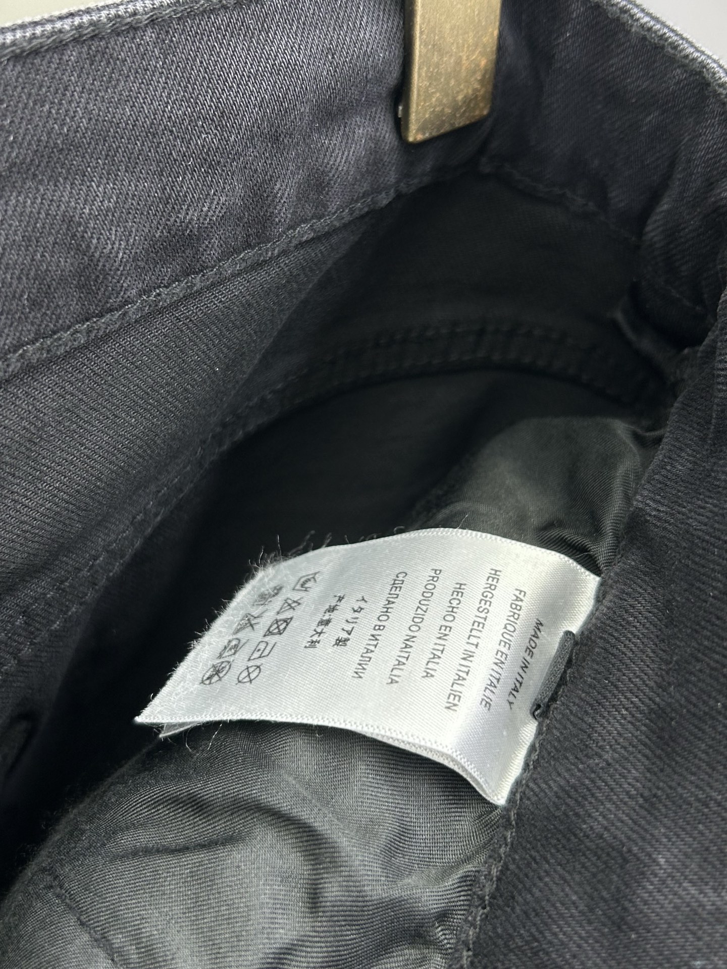  LV 25新款牛仔裤休闲版 采用精选原版面料，穿着柔软服适绣气，具有独特弹力纤维不易变形而又耐磨，上身