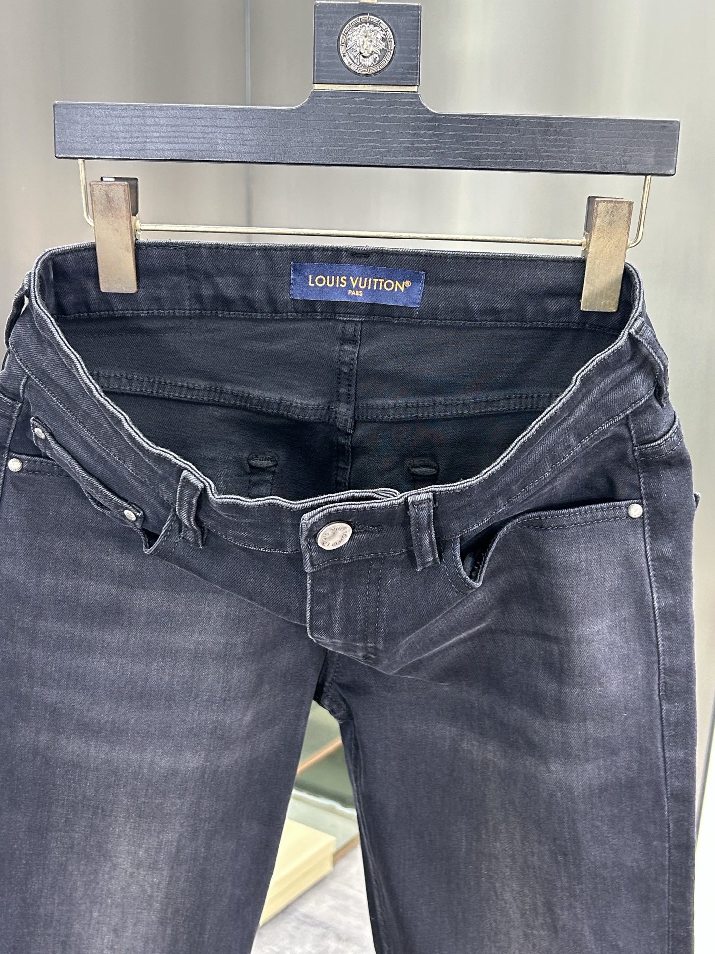  LV 25新款牛仔裤休闲版 采用精选原版面料，穿着柔软服适绣气，具有独特弹力纤维不易变形而又耐磨，上身