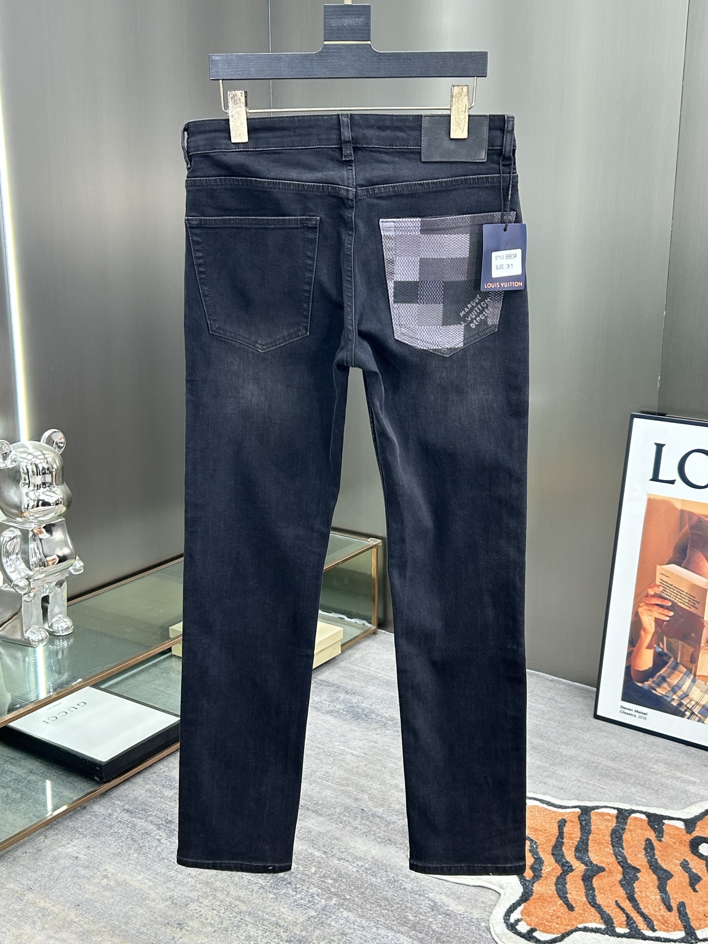  LV 25新款牛仔裤休闲版 采用精选原版面料，穿着柔软服适绣气，具有独特弹力纤维不易变形而又耐磨，上身