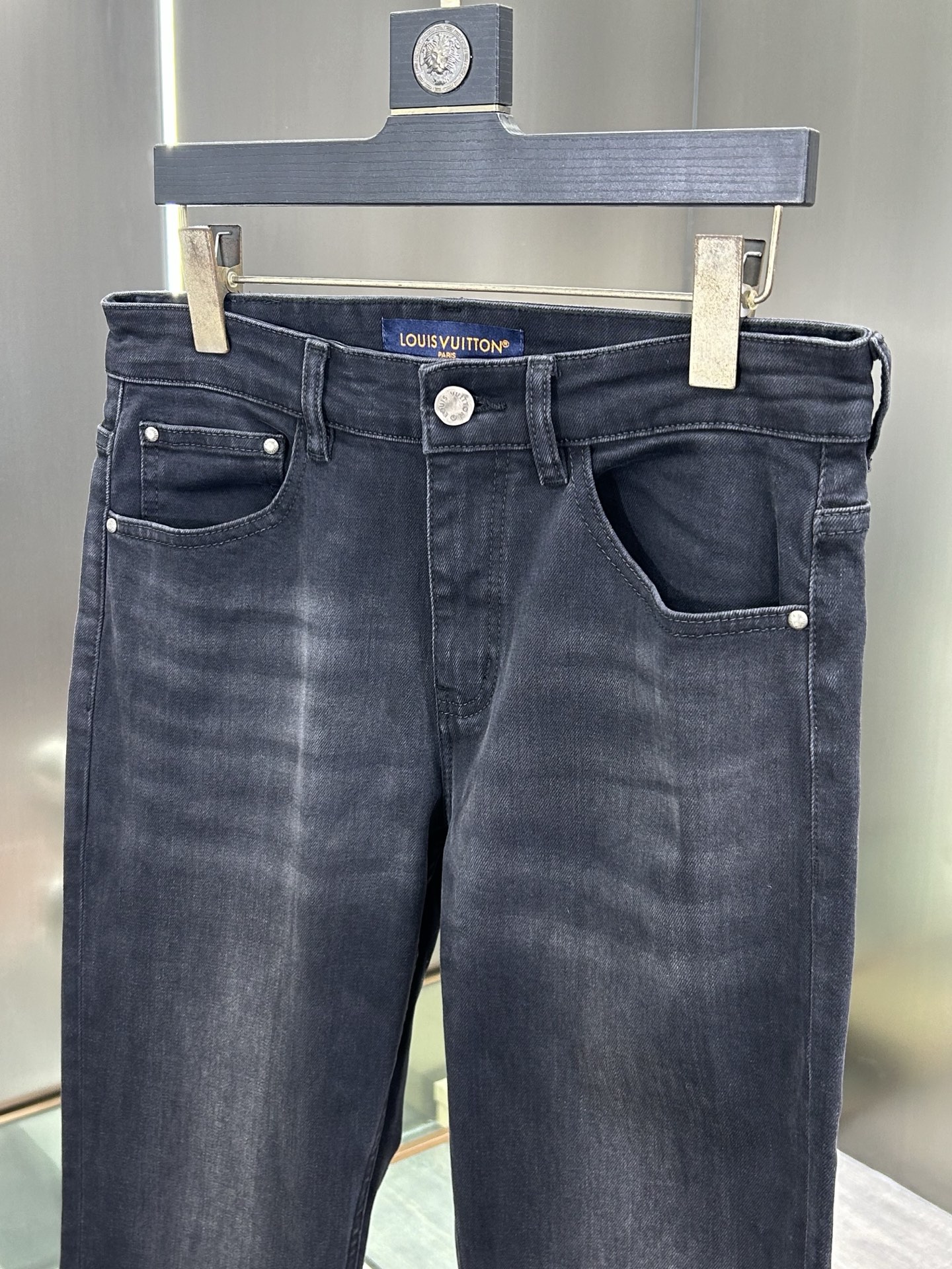  LV 25新款牛仔裤休闲版 采用精选原版面料，穿着柔软服适绣气，具有独特弹力纤维不易变形而又耐磨，上身