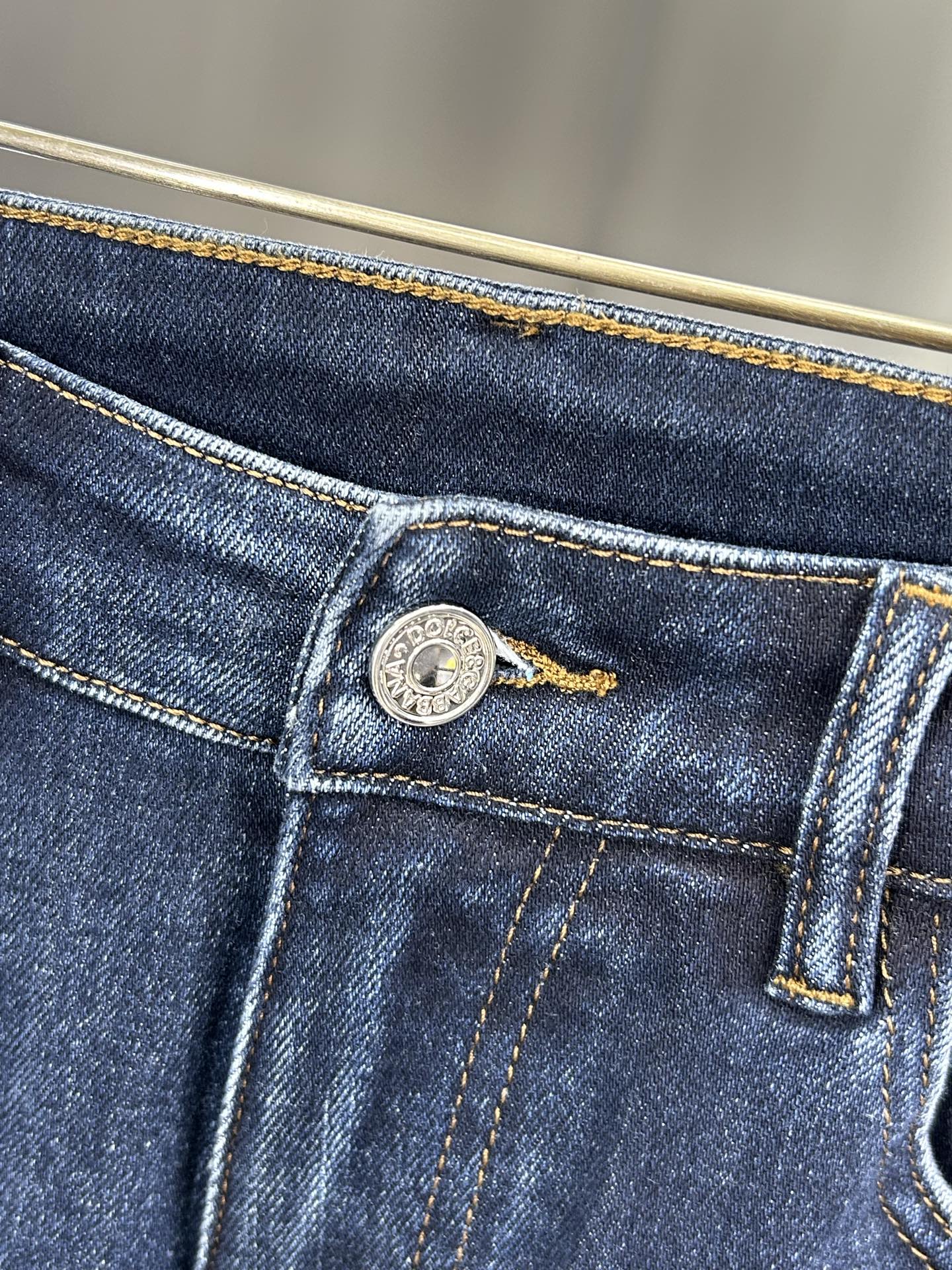  DG 25新款牛仔裤休闲版 采用精选原版面料，穿着柔软服适绣气，具有独特弹力纤维不易变形而又耐磨，上身