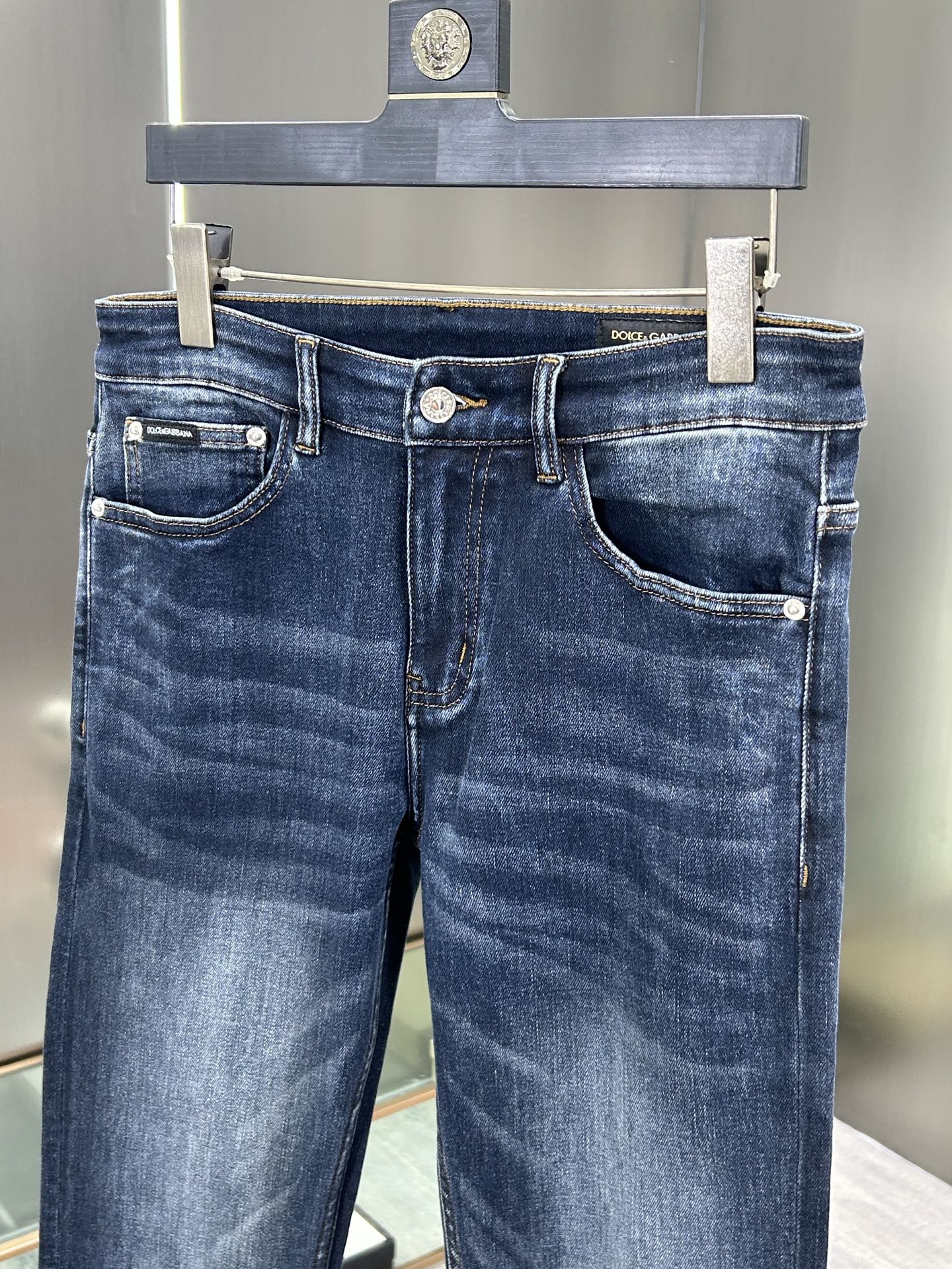  DG 25新款牛仔裤休闲版 采用精选原版面料，穿着柔软服适绣气，具有独特弹力纤维不易变形而又耐磨，上身