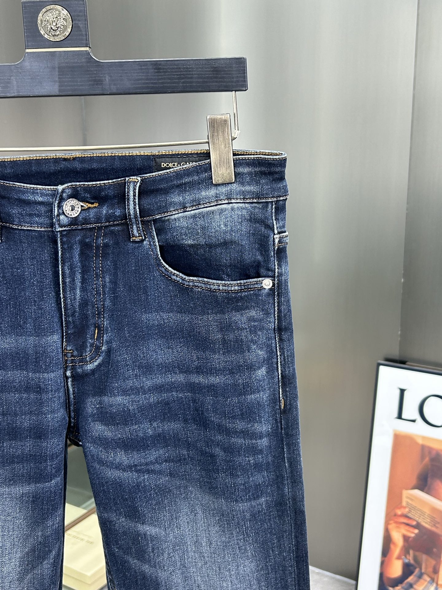  DG 25新款牛仔裤休闲版 采用精选原版面料，穿着柔软服适绣气，具有独特弹力纤维不易变形而又耐磨，上身