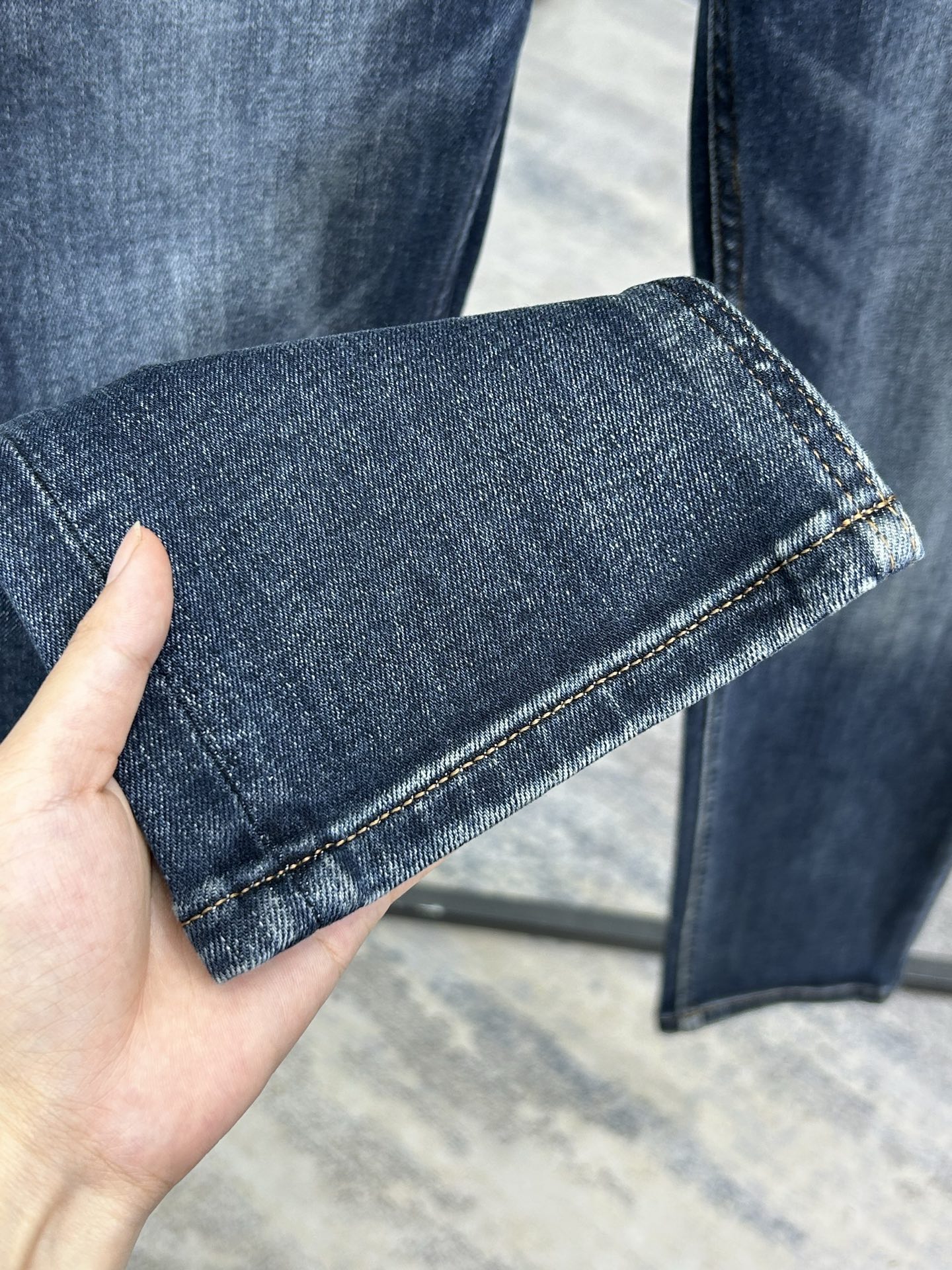  DG 25新款牛仔裤休闲版 采用精选原版面料，穿着柔软服适绣气，具有独特弹力纤维不易变形而又耐磨，上身