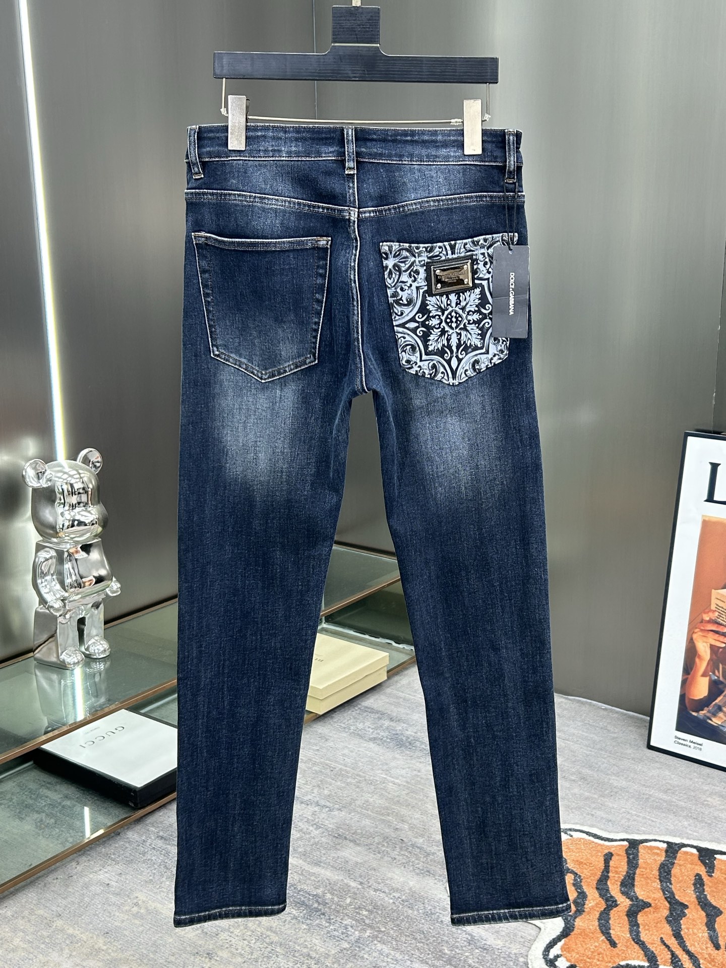  DG 25新款牛仔裤休闲版 采用精选原版面料，穿着柔软服适绣气，具有独特弹力纤维不易变形而又耐磨，上身