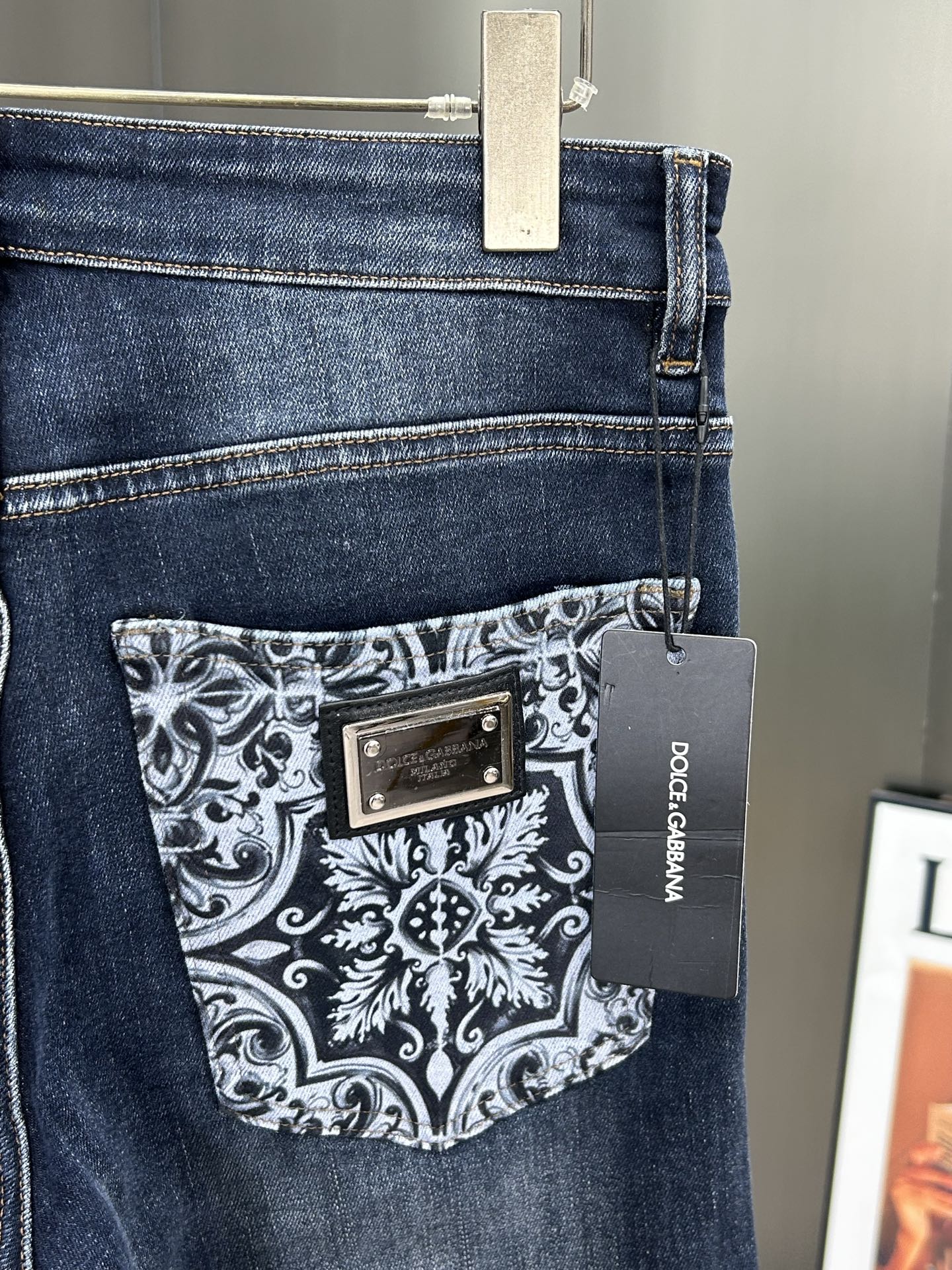  DG 25新款牛仔裤休闲版 采用精选原版面料，穿着柔软服适绣气，具有独特弹力纤维不易变形而又耐磨，上身