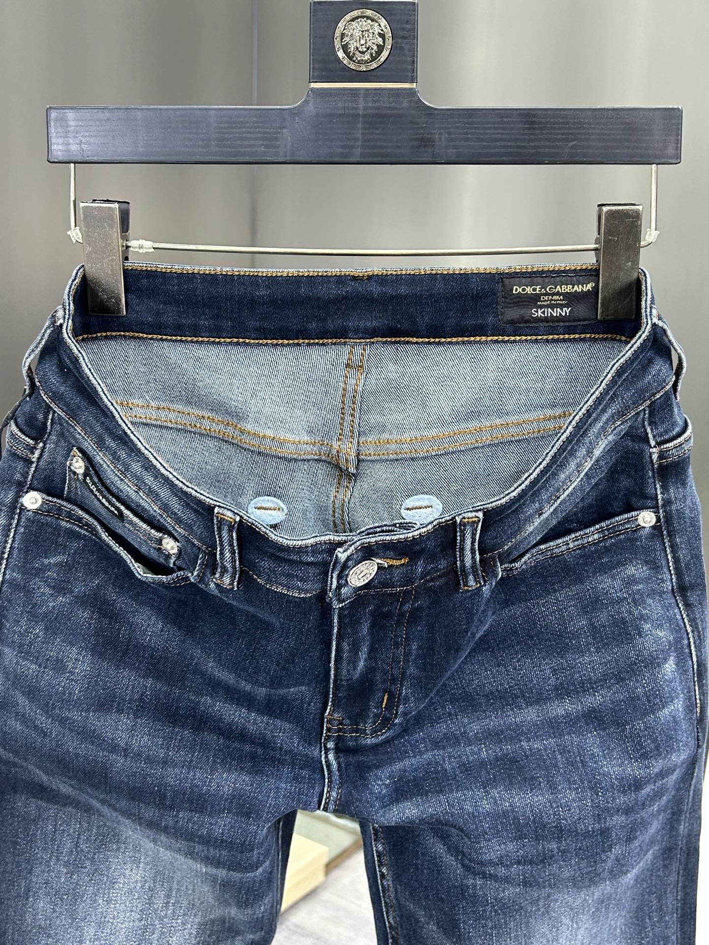  DG 25新款牛仔裤休闲版 采用精选原版面料，穿着柔软服适绣气，具有独特弹力纤维不易变形而又耐磨，上身