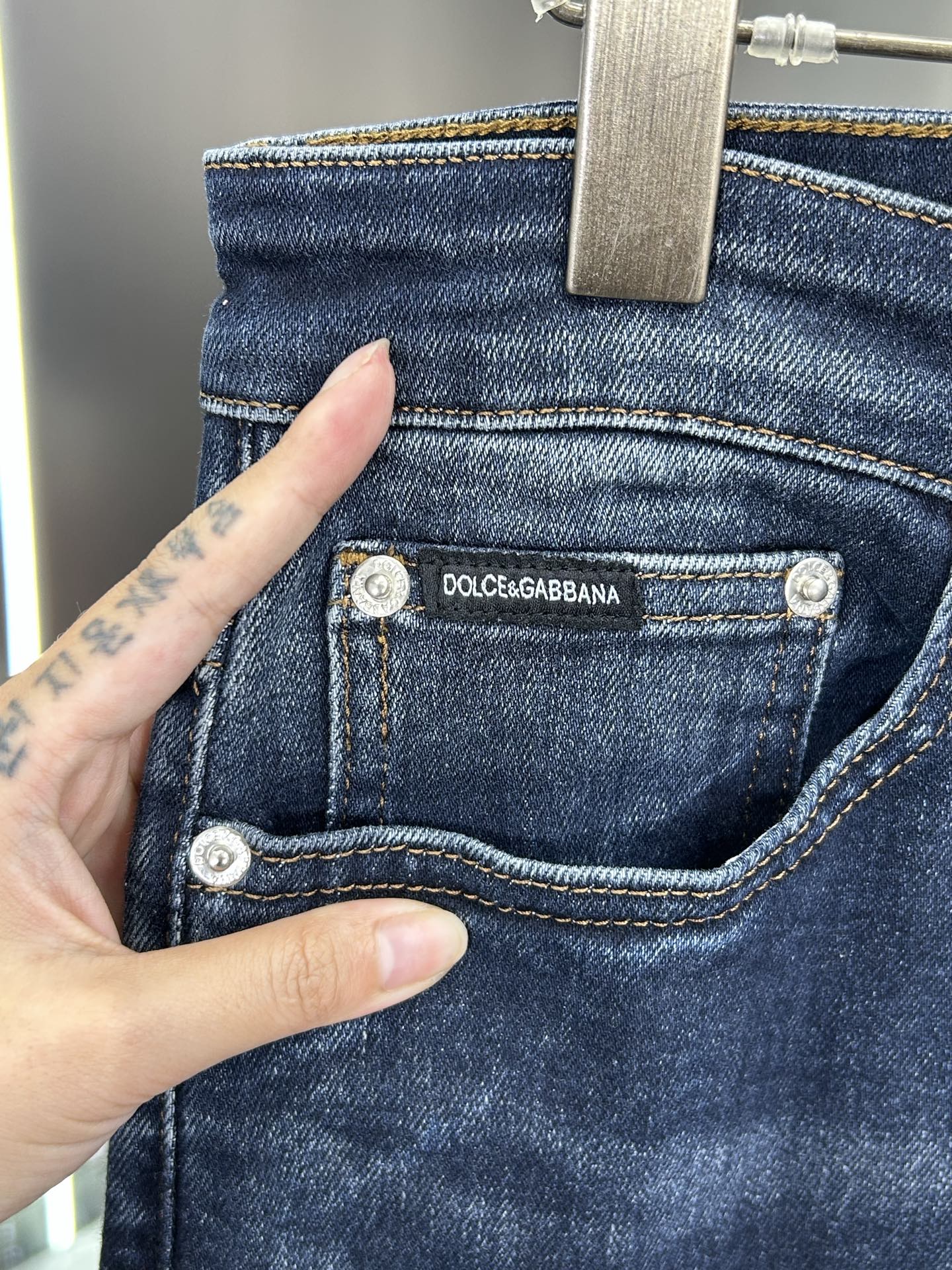  DG 25新款牛仔裤休闲版 采用精选原版面料，穿着柔软服适绣气，具有独特弹力纤维不易变形而又耐磨，上身