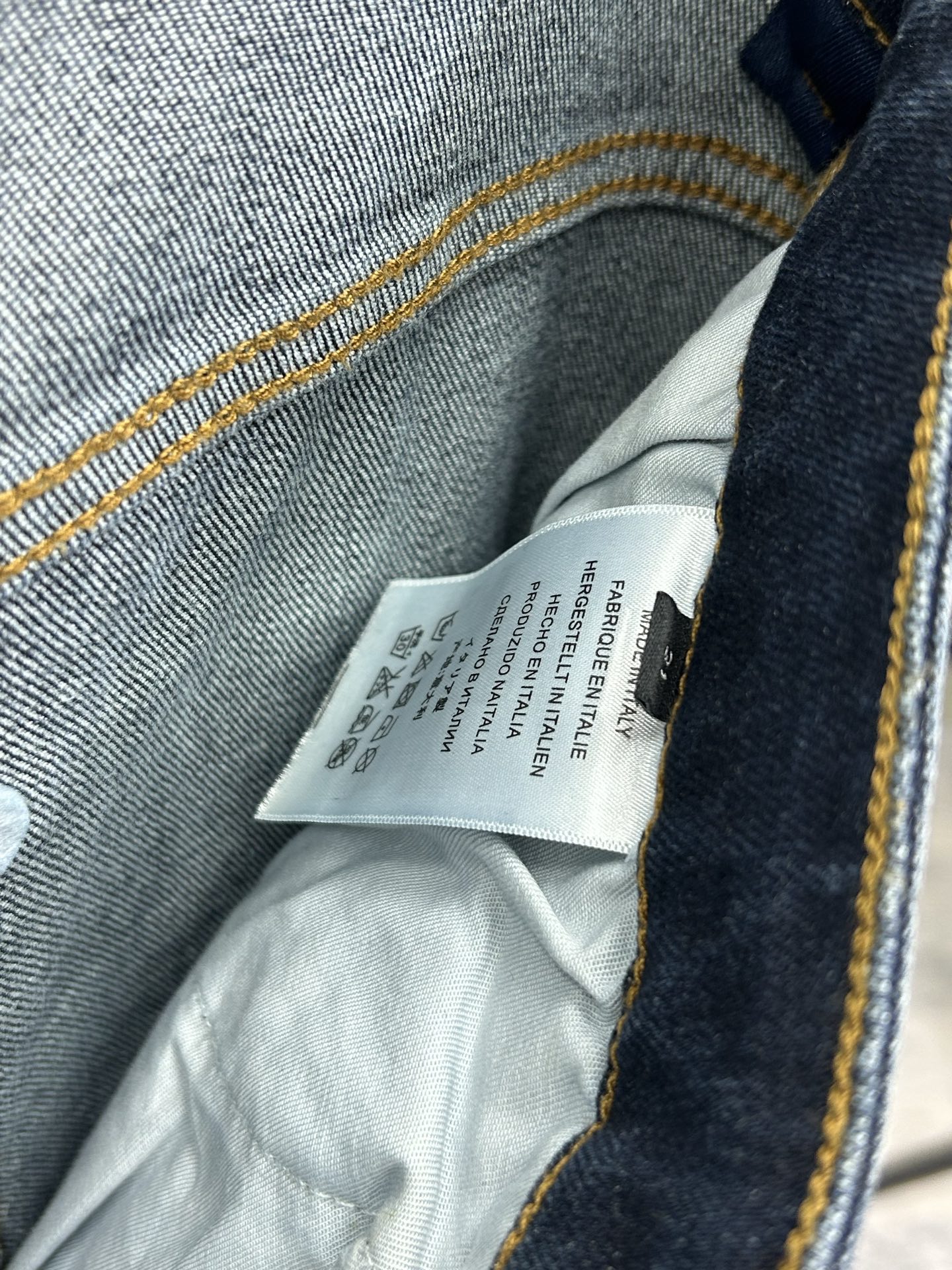  DG 25新款牛仔裤休闲版 采用精选原版面料，穿着柔软服适绣气，具有独特弹力纤维不易变形而又耐磨，上身