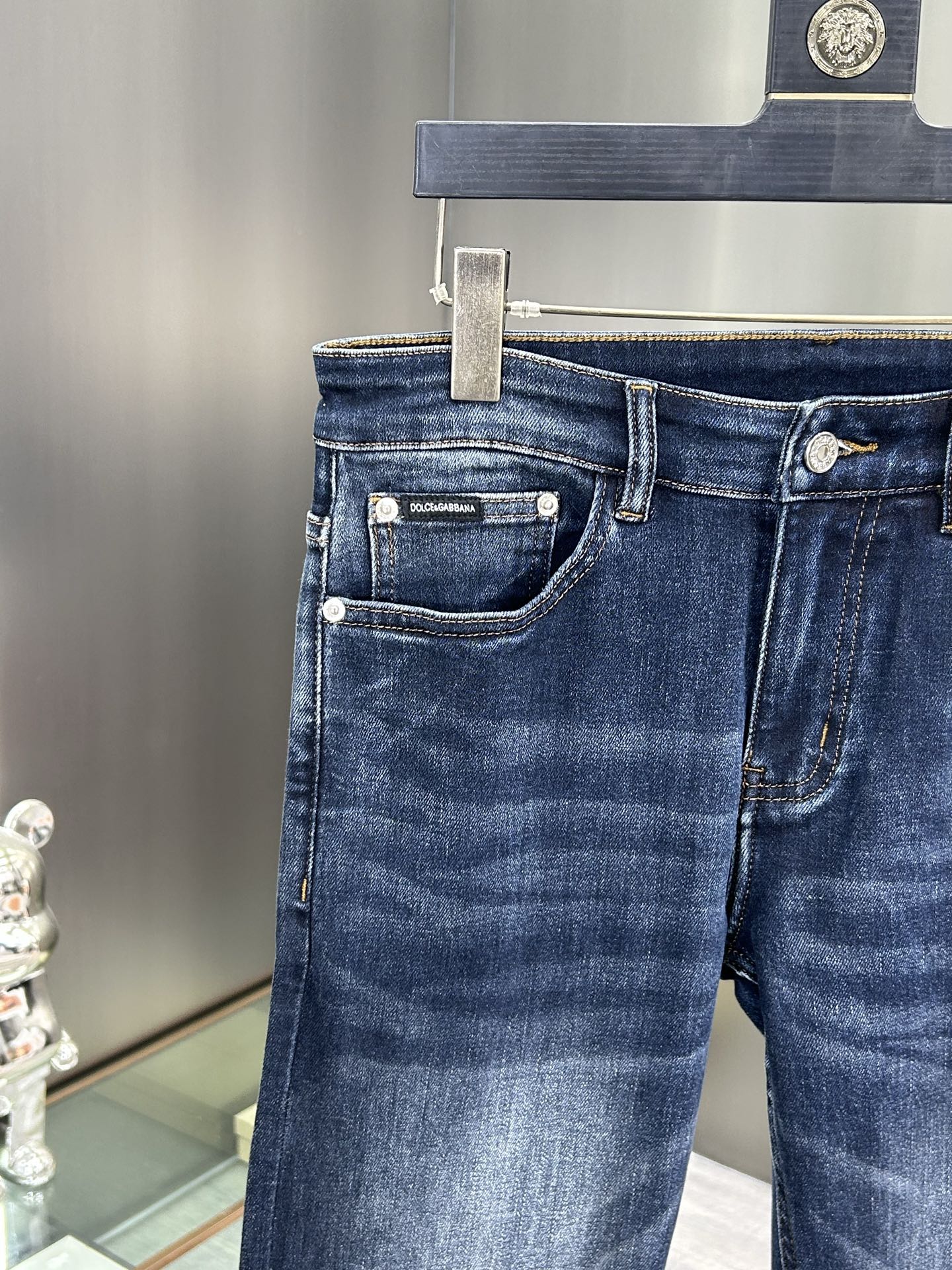  DG 25新款牛仔裤休闲版 采用精选原版面料，穿着柔软服适绣气，具有独特弹力纤维不易变形而又耐磨，上身