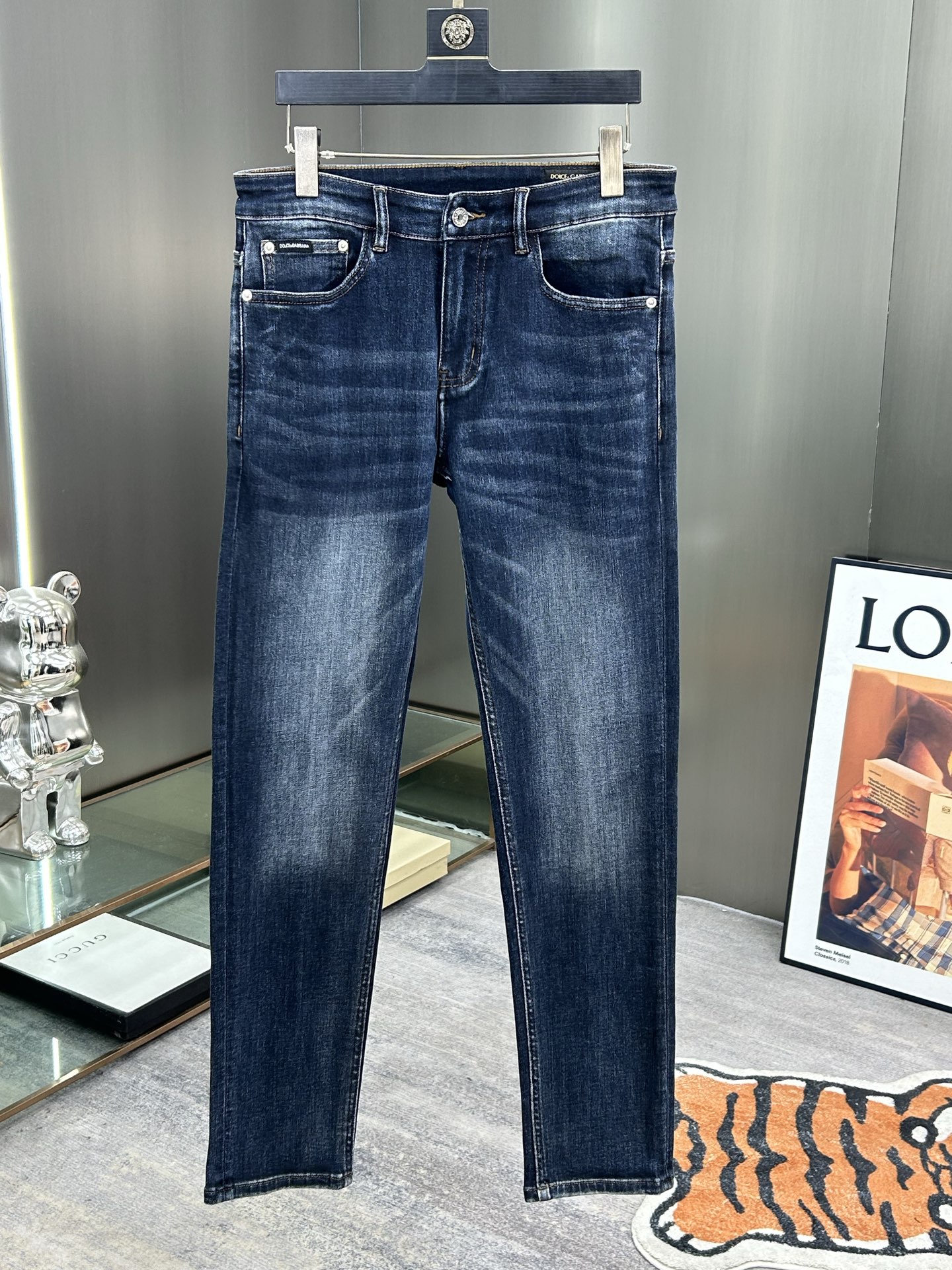  DG 25新款牛仔裤休闲版 采用精选原版面料，穿着柔软服适绣气，具有独特弹力纤维不易变形而又耐磨，上身