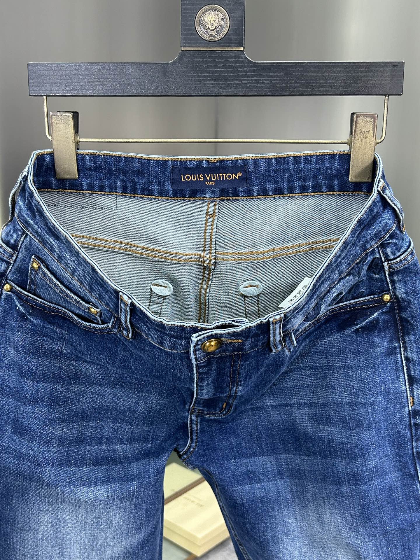  LV 25新款牛仔裤休闲版 采用精选原版面料，穿着柔软服适绣气，具有独特弹力纤维不易变形而又耐磨，上身