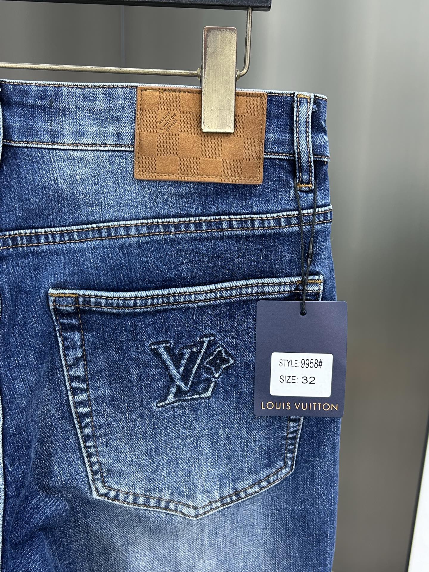  LV 25新款牛仔裤休闲版 采用精选原版面料，穿着柔软服适绣气，具有独特弹力纤维不易变形而又耐磨，上身