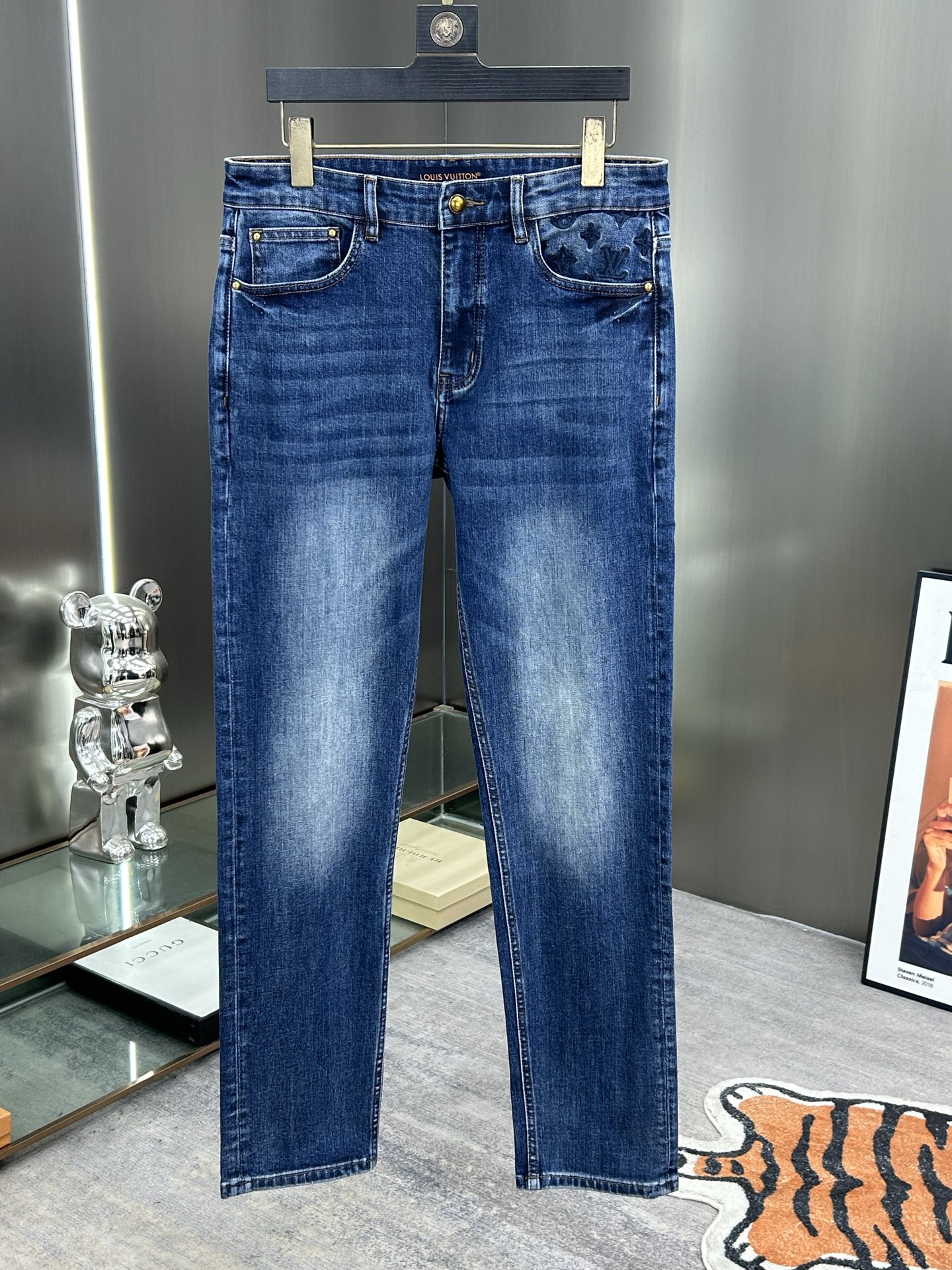  LV 25新款牛仔裤休闲版 采用精选原版面料，穿着柔软服适绣气，具有独特弹力纤维不易变形而又耐磨，上身