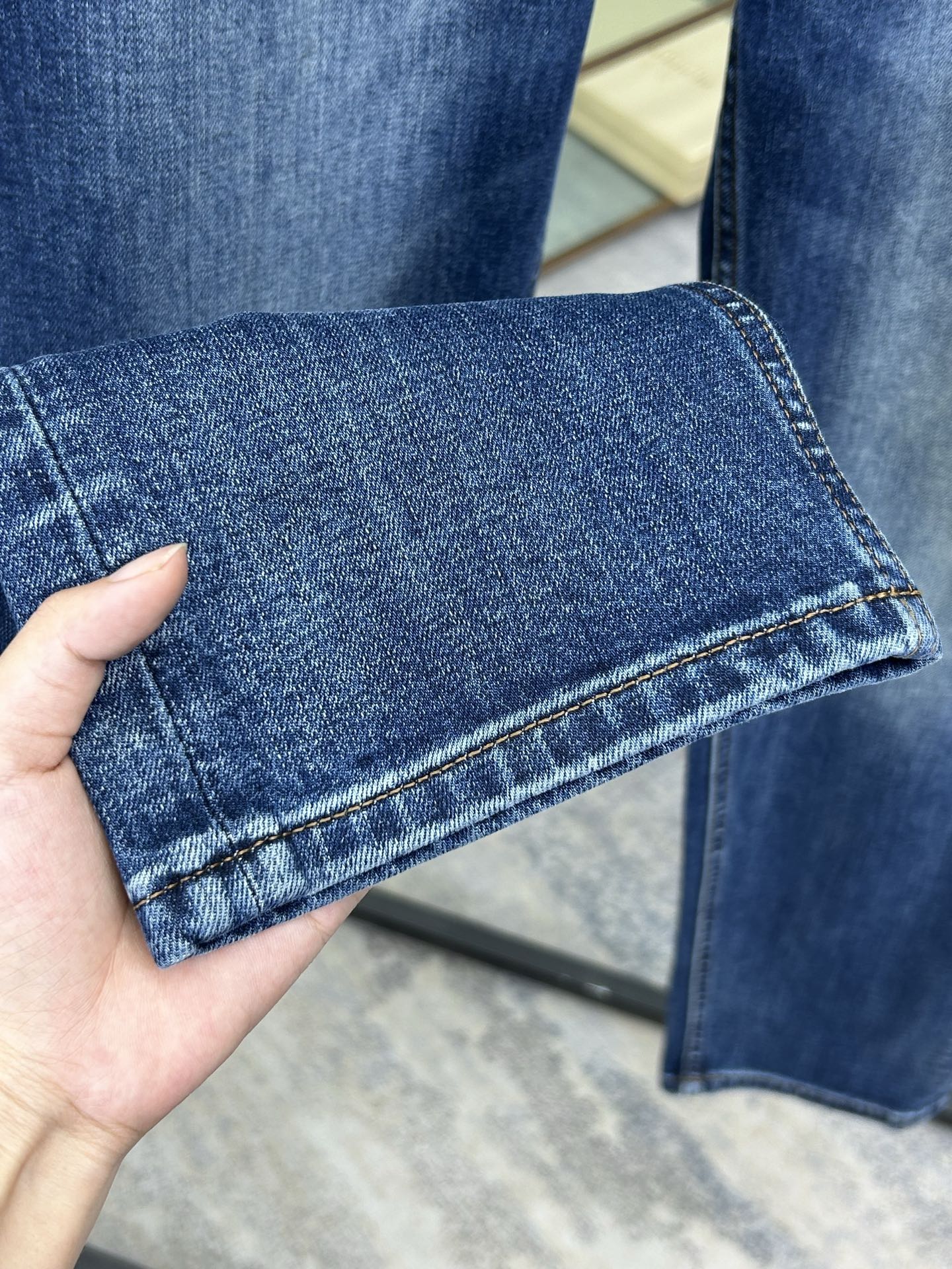 LV 25新款牛仔裤休闲版 采用精选原版面料，穿着柔软服适绣气，具有独特弹力纤维不易变形而又耐磨，上身