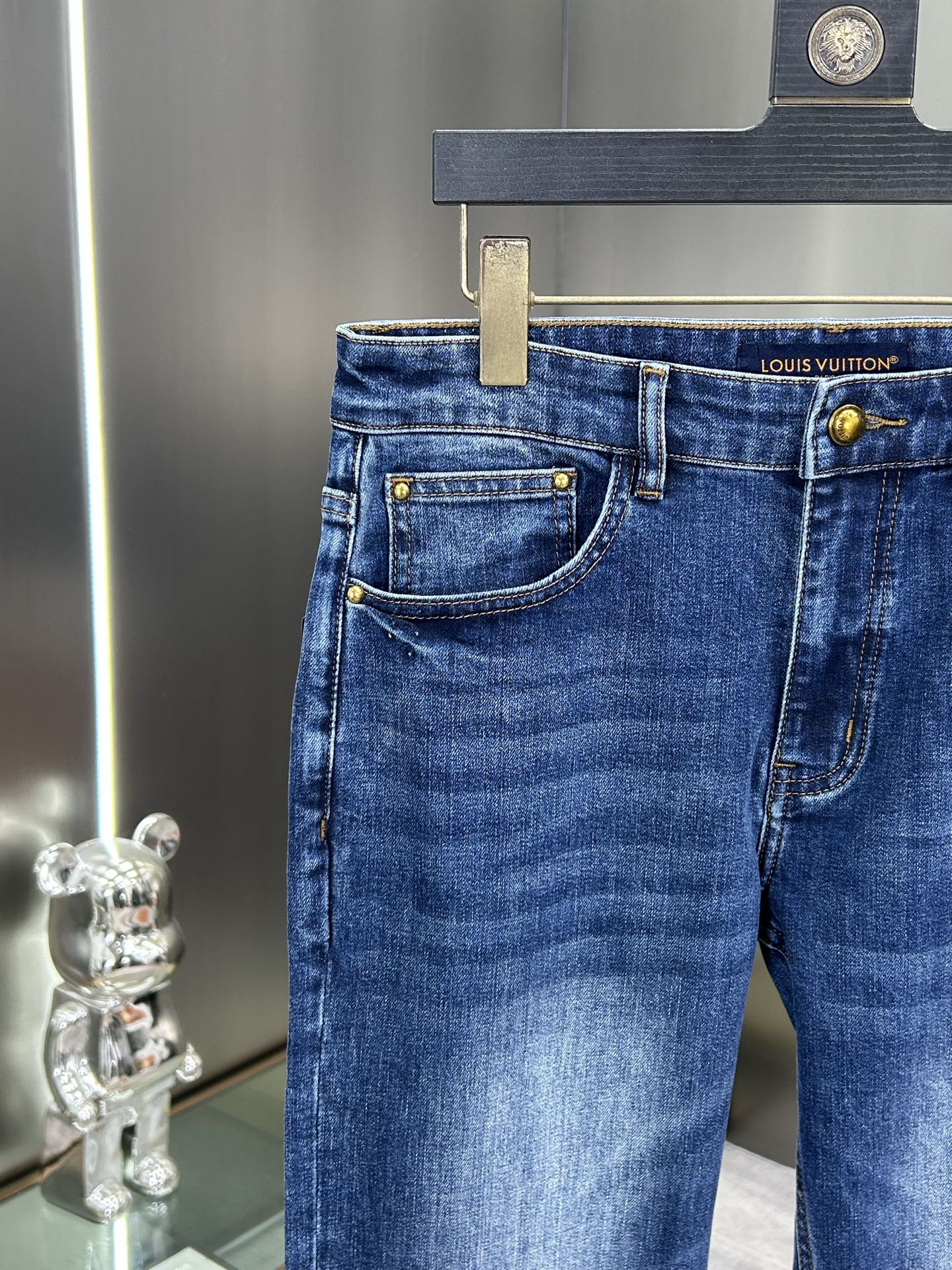  LV 25新款牛仔裤休闲版 采用精选原版面料，穿着柔软服适绣气，具有独特弹力纤维不易变形而又耐磨，上身