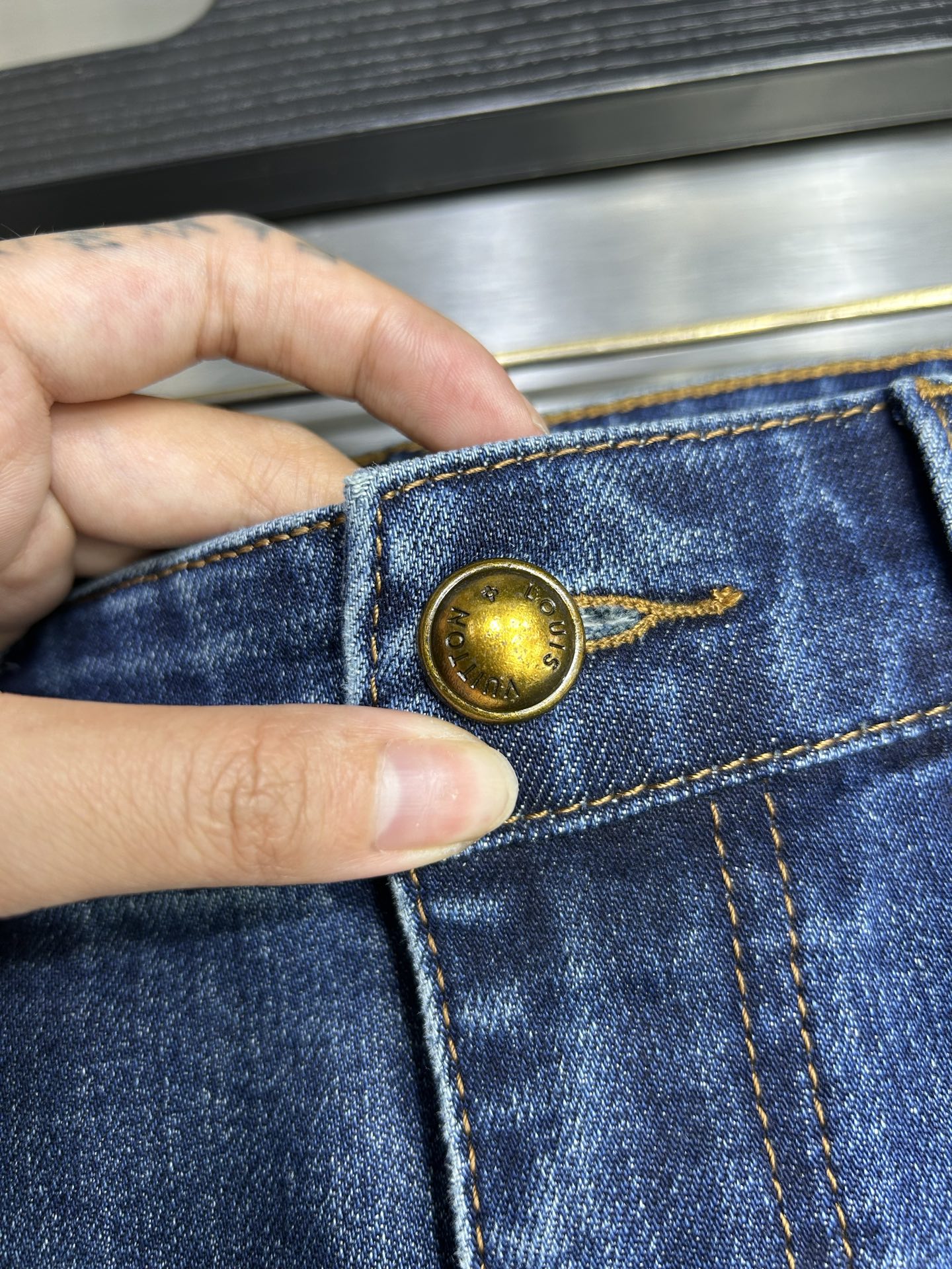  LV 25新款牛仔裤休闲版 采用精选原版面料，穿着柔软服适绣气，具有独特弹力纤维不易变形而又耐磨，上身